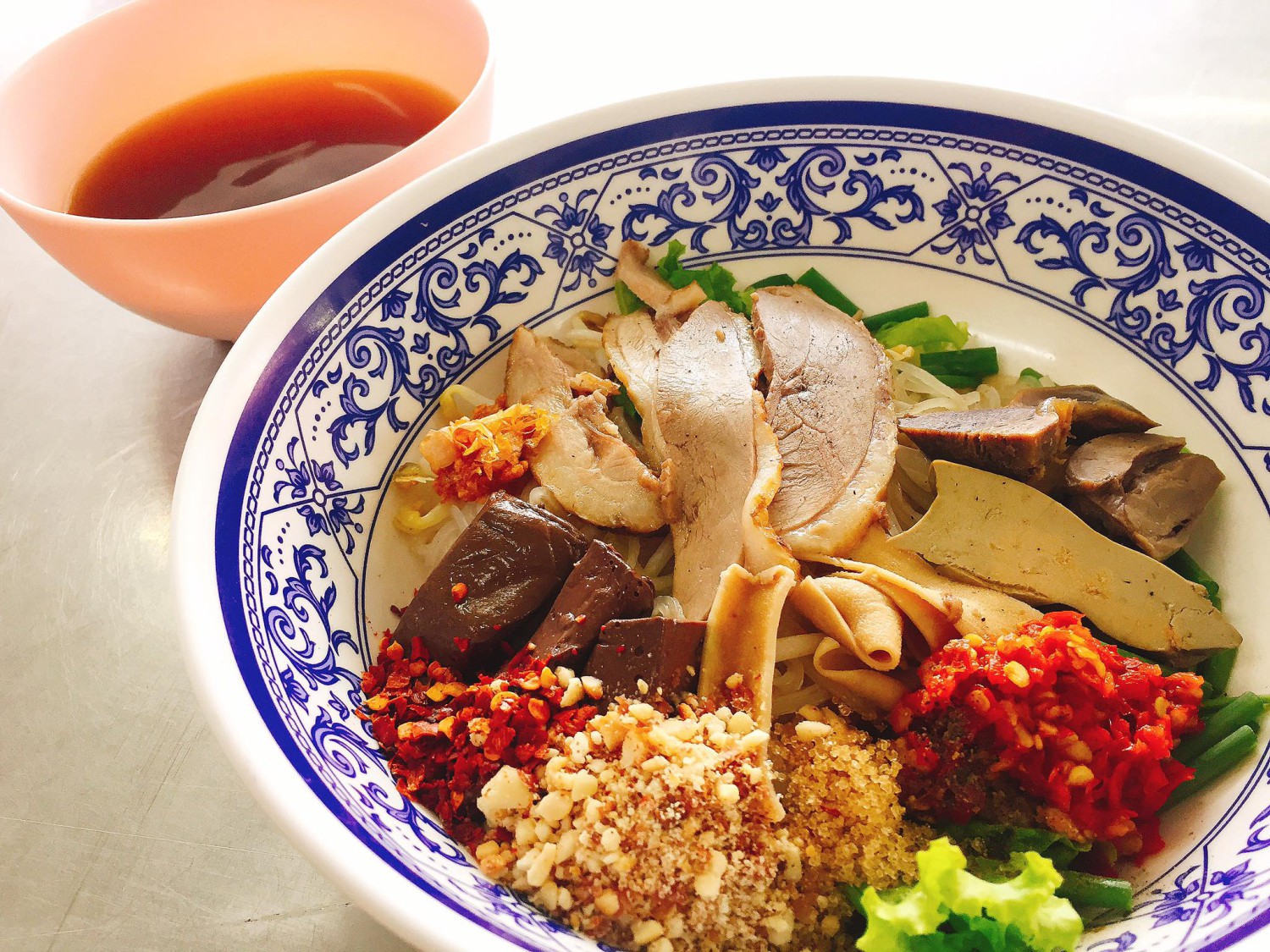 หมี่สะปำ คุณยายเจียร ภูเก็ต, ร้านก๋วยเตี๋ยวเนื้อวัวรับอรุณ, หมี่อ่าวเก, หมี่น้ำกุ้ง อ่าวเก ถนน พูนผล, กิตติก๋วยเตี๋ยวเป็ด ภูเก็ต, ก๋วยเตี๋ยวเรือราไวย์ ซอยใสยวน, ร้านก๋วยเตี๋ยวเรือสี่พระยา (สาขาฉลอง), กิมท้อ นครปฐม, ก๋วยเตี๋ยวลูกชิ้นเนื้อรามา, หมี่แป๊ะเถว, ร้านหมี่โป๋เบี๋ยน, ก๋วยเตี๋ยวเรืออัมพวาภูเก็ต