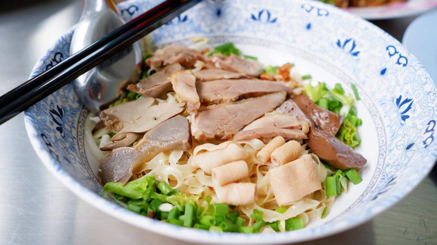 หมี่สะปำ คุณยายเจียร ภูเก็ต, ร้านก๋วยเตี๋ยวเนื้อวัวรับอรุณ, หมี่อ่าวเก, หมี่น้ำกุ้ง อ่าวเก ถนน พูนผล, กิตติก๋วยเตี๋ยวเป็ด ภูเก็ต, ก๋วยเตี๋ยวเรือราไวย์ ซอยใสยวน, ร้านก๋วยเตี๋ยวเรือสี่พระยา (สาขาฉลอง), กิมท้อ นครปฐม, ก๋วยเตี๋ยวลูกชิ้นเนื้อรามา, หมี่แป๊ะเถว, ร้านหมี่โป๋เบี๋ยน, ก๋วยเตี๋ยวเรืออัมพวาภูเก็ต