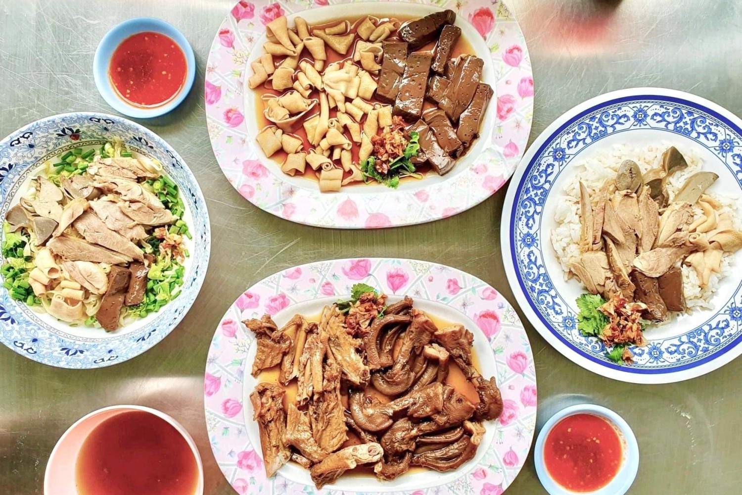 หมี่สะปำ คุณยายเจียร ภูเก็ต, ร้านก๋วยเตี๋ยวเนื้อวัวรับอรุณ, หมี่อ่าวเก, หมี่น้ำกุ้ง อ่าวเก ถนน พูนผล, กิตติก๋วยเตี๋ยวเป็ด ภูเก็ต, ก๋วยเตี๋ยวเรือราไวย์ ซอยใสยวน, ร้านก๋วยเตี๋ยวเรือสี่พระยา (สาขาฉลอง), กิมท้อ นครปฐม, ก๋วยเตี๋ยวลูกชิ้นเนื้อรามา, หมี่แป๊ะเถว, ร้านหมี่โป๋เบี๋ยน, ก๋วยเตี๋ยวเรืออัมพวาภูเก็ต