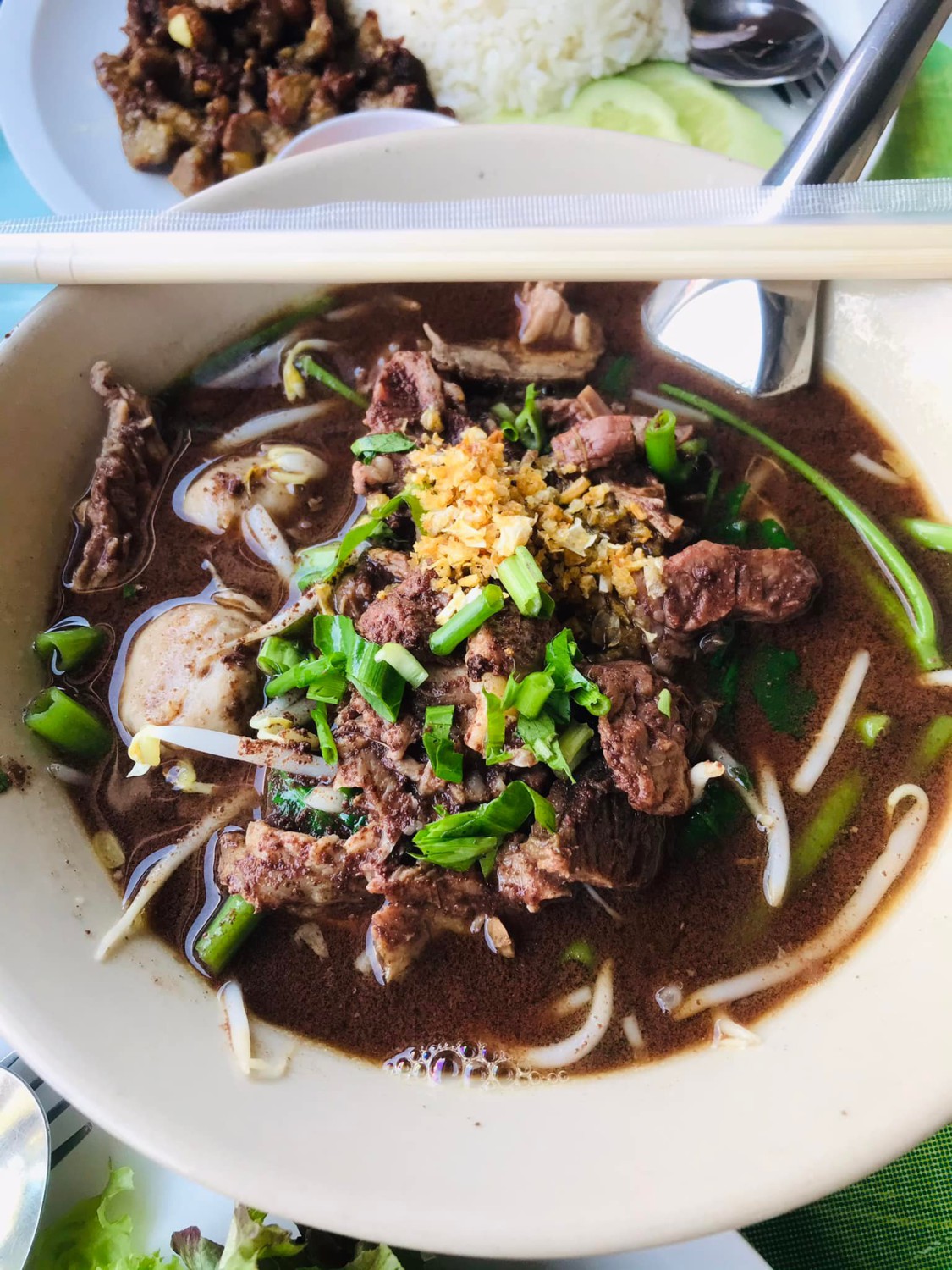 หมี่สะปำ คุณยายเจียร ภูเก็ต, ร้านก๋วยเตี๋ยวเนื้อวัวรับอรุณ, หมี่อ่าวเก, หมี่น้ำกุ้ง อ่าวเก ถนน พูนผล, กิตติก๋วยเตี๋ยวเป็ด ภูเก็ต, ก๋วยเตี๋ยวเรือราไวย์ ซอยใสยวน, ร้านก๋วยเตี๋ยวเรือสี่พระยา (สาขาฉลอง), กิมท้อ นครปฐม, ก๋วยเตี๋ยวลูกชิ้นเนื้อรามา, หมี่แป๊ะเถว, ร้านหมี่โป๋เบี๋ยน, ก๋วยเตี๋ยวเรืออัมพวาภูเก็ต