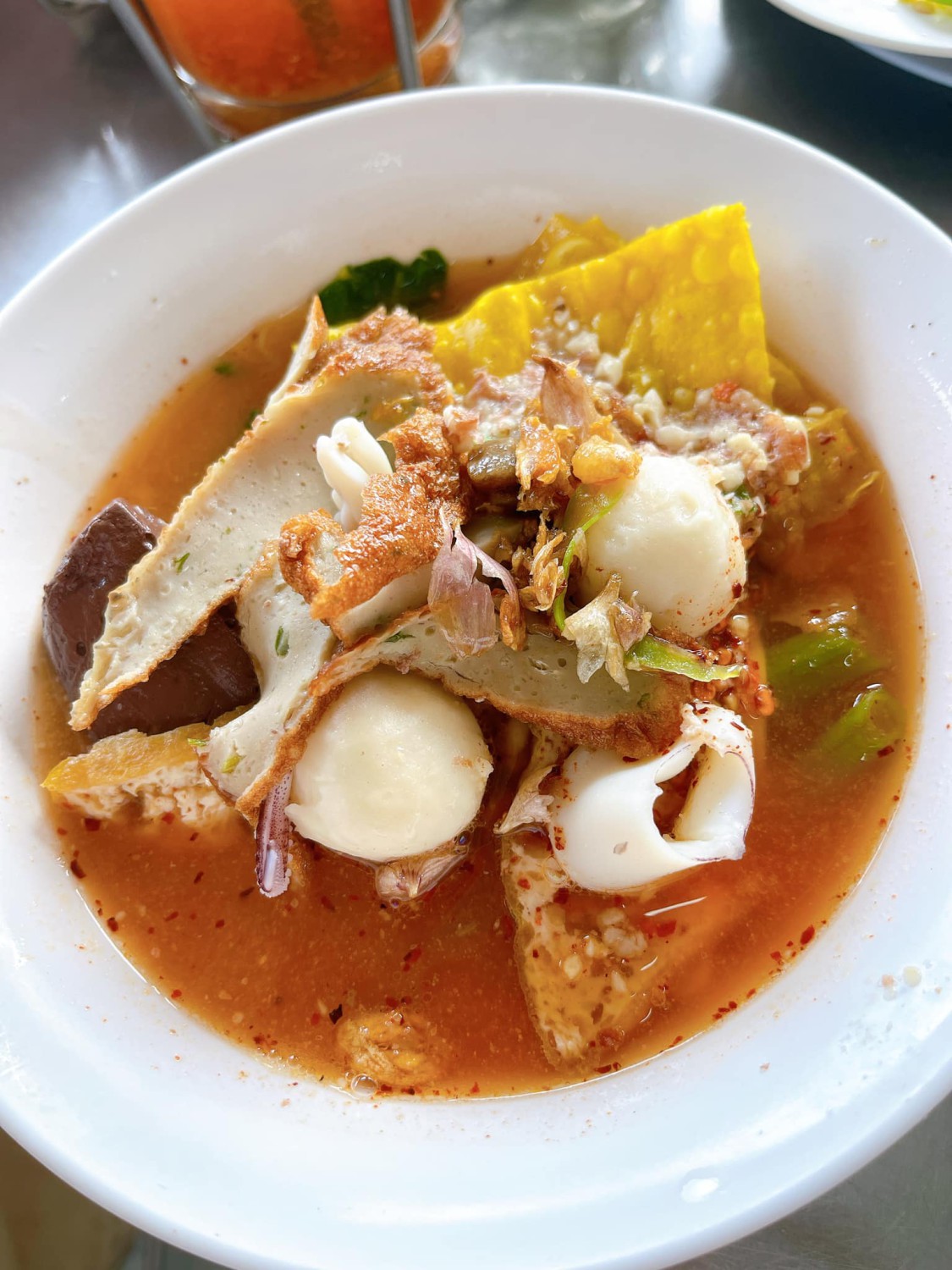 หมี่สะปำ คุณยายเจียร ภูเก็ต, ร้านก๋วยเตี๋ยวเนื้อวัวรับอรุณ, หมี่อ่าวเก, หมี่น้ำกุ้ง อ่าวเก ถนน พูนผล, กิตติก๋วยเตี๋ยวเป็ด ภูเก็ต, ก๋วยเตี๋ยวเรือราไวย์ ซอยใสยวน, ร้านก๋วยเตี๋ยวเรือสี่พระยา (สาขาฉลอง), กิมท้อ นครปฐม, ก๋วยเตี๋ยวลูกชิ้นเนื้อรามา, หมี่แป๊ะเถว, ร้านหมี่โป๋เบี๋ยน, ก๋วยเตี๋ยวเรืออัมพวาภูเก็ต