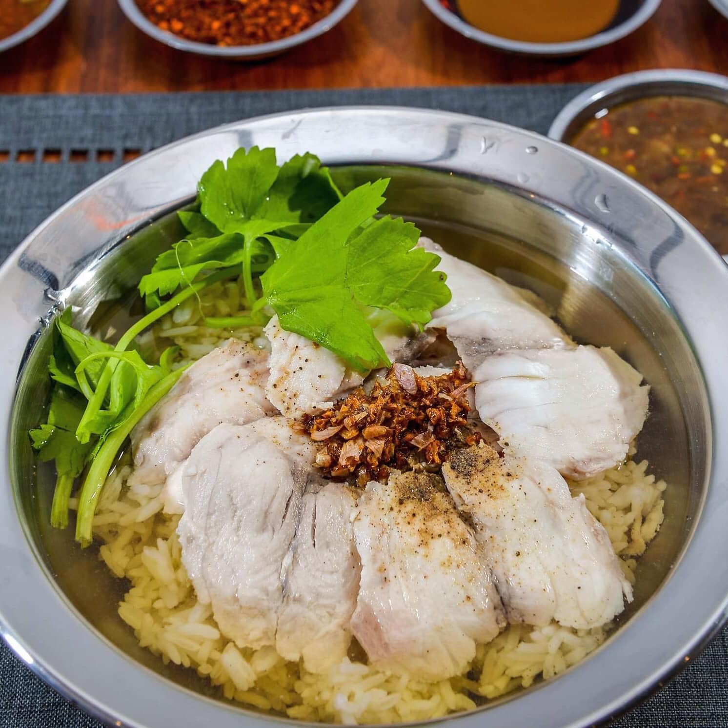 ร้านก๋วยเตี๋ยวยายปุก วัดธรรมนิมิต จ.สมุทรสงคราม, เตี๋ยว ตก กะลา, ก๋องเมงจั้น บะหมี่เกี๊ยว, ร้านอาหาร เกาเหลากรุงไทย, ก๋วยเตี๋ยวหมูมะนาว แม่บุญมี, ก๋วยเตี๋ยวเรือแคปลั่น หมูน้ำตก-น้ำแดง, แซ่บเตี๋ยวห้อยขา บ้าน ณ ตุ๊กจ้า, ก๋วยเตี๋ยวเนื้อ-หมูน้ำแดง ลุงพร เจ้าเก่าคลองตะโก, ก๋วยเตี๋ยวหมูย่างกะทิสด อัมพวา, ก๋วยเตี๋ยวปลาคลองโคน, เจ๊เล็กก๋วยเตี๋ยวเป็ด วัดแก้วฟ้า, ร้านลูกชิ้นวีระ แม่กลอง, ร้านชุ้นพานิช เจ้อั้ง, บ้านเตี๋ยวทรงไทย