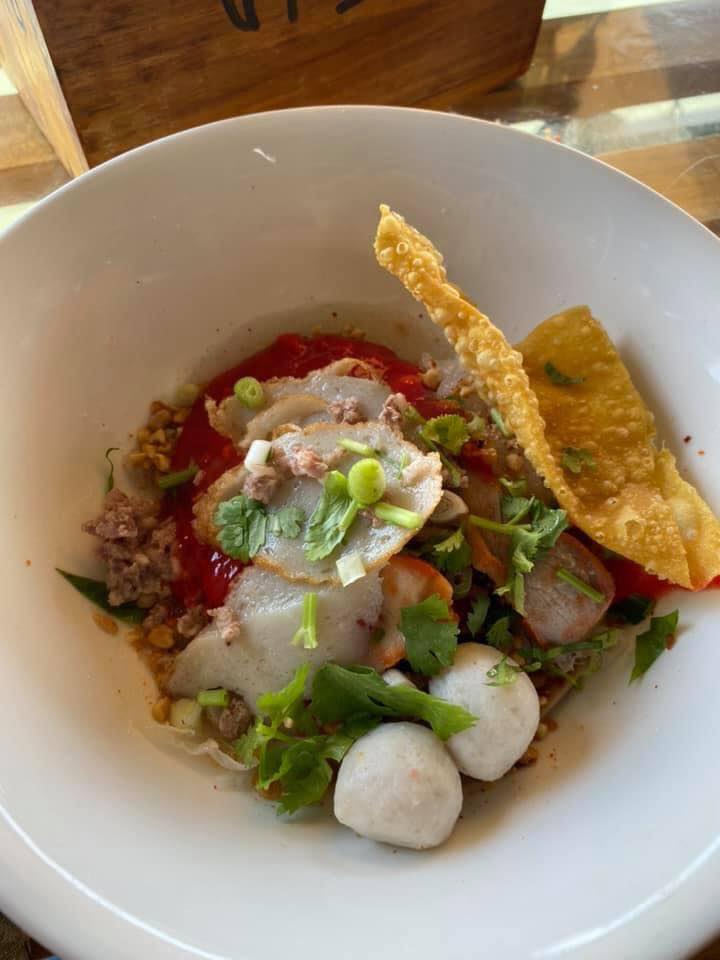 ร้านก๋วยเตี๋ยวยายปุก วัดธรรมนิมิต จ.สมุทรสงคราม, เตี๋ยว ตก กะลา, ก๋องเมงจั้น บะหมี่เกี๊ยว, ร้านอาหาร เกาเหลากรุงไทย, ก๋วยเตี๋ยวหมูมะนาว แม่บุญมี, ก๋วยเตี๋ยวเรือแคปลั่น หมูน้ำตก-น้ำแดง, แซ่บเตี๋ยวห้อยขา บ้าน ณ ตุ๊กจ้า, ก๋วยเตี๋ยวเนื้อ-หมูน้ำแดง ลุงพร เจ้าเก่าคลองตะโก, ก๋วยเตี๋ยวหมูย่างกะทิสด อัมพวา, ก๋วยเตี๋ยวปลาคลองโคน, เจ๊เล็กก๋วยเตี๋ยวเป็ด วัดแก้วฟ้า, ร้านลูกชิ้นวีระ แม่กลอง, ร้านชุ้นพานิช เจ้อั้ง, บ้านเตี๋ยวทรงไทย