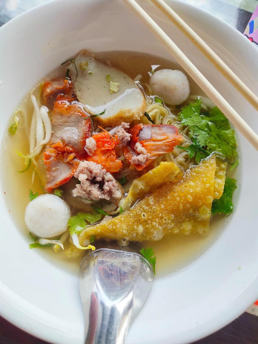 ร้านก๋วยเตี๋ยวยายปุก วัดธรรมนิมิต จ.สมุทรสงคราม, เตี๋ยว ตก กะลา, ก๋องเมงจั้น บะหมี่เกี๊ยว, ร้านอาหาร เกาเหลากรุงไทย, ก๋วยเตี๋ยวหมูมะนาว แม่บุญมี, ก๋วยเตี๋ยวเรือแคปลั่น หมูน้ำตก-น้ำแดง, แซ่บเตี๋ยวห้อยขา บ้าน ณ ตุ๊กจ้า, ก๋วยเตี๋ยวเนื้อ-หมูน้ำแดง ลุงพร เจ้าเก่าคลองตะโก, ก๋วยเตี๋ยวหมูย่างกะทิสด อัมพวา, ก๋วยเตี๋ยวปลาคลองโคน, เจ๊เล็กก๋วยเตี๋ยวเป็ด วัดแก้วฟ้า, ร้านลูกชิ้นวีระ แม่กลอง, ร้านชุ้นพานิช เจ้อั้ง, บ้านเตี๋ยวทรงไทย