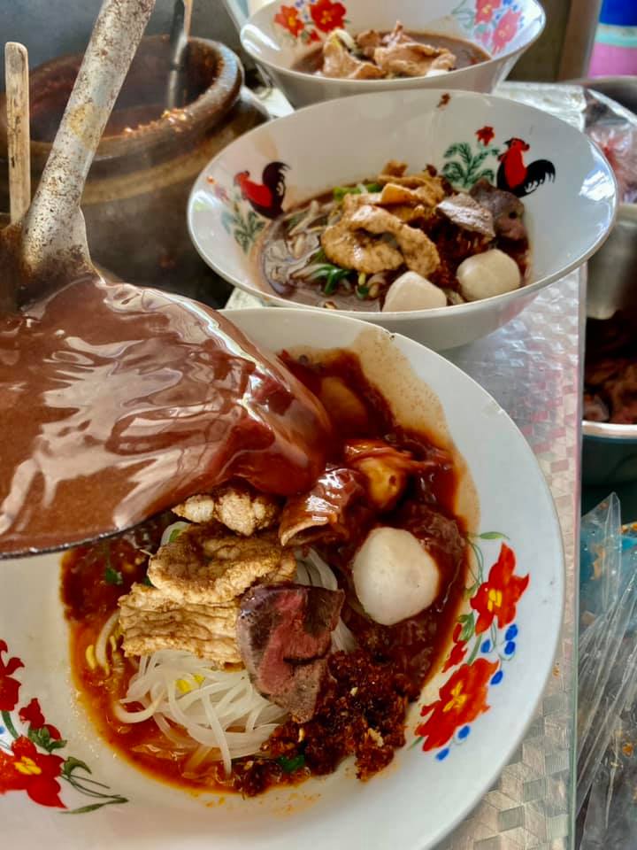 ร้านก๋วยเตี๋ยวยายปุก วัดธรรมนิมิต จ.สมุทรสงคราม, เตี๋ยว ตก กะลา, ก๋องเมงจั้น บะหมี่เกี๊ยว, ร้านอาหาร เกาเหลากรุงไทย, ก๋วยเตี๋ยวหมูมะนาว แม่บุญมี, ก๋วยเตี๋ยวเรือแคปลั่น หมูน้ำตก-น้ำแดง, แซ่บเตี๋ยวห้อยขา บ้าน ณ ตุ๊กจ้า, ก๋วยเตี๋ยวเนื้อ-หมูน้ำแดง ลุงพร เจ้าเก่าคลองตะโก, ก๋วยเตี๋ยวหมูย่างกะทิสด อัมพวา, ก๋วยเตี๋ยวปลาคลองโคน, เจ๊เล็กก๋วยเตี๋ยวเป็ด วัดแก้วฟ้า, ร้านลูกชิ้นวีระ แม่กลอง, ร้านชุ้นพานิช เจ้อั้ง, บ้านเตี๋ยวทรงไทย