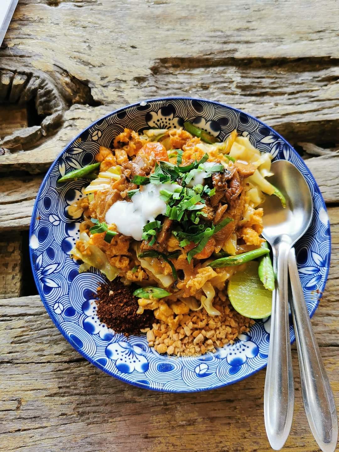 ร้านก๋วยเตี๋ยวยายปุก วัดธรรมนิมิต จ.สมุทรสงคราม, เตี๋ยว ตก กะลา, ก๋องเมงจั้น บะหมี่เกี๊ยว, ร้านอาหาร เกาเหลากรุงไทย, ก๋วยเตี๋ยวหมูมะนาว แม่บุญมี, ก๋วยเตี๋ยวเรือแคปลั่น หมูน้ำตก-น้ำแดง, แซ่บเตี๋ยวห้อยขา บ้าน ณ ตุ๊กจ้า, ก๋วยเตี๋ยวเนื้อ-หมูน้ำแดง ลุงพร เจ้าเก่าคลองตะโก, ก๋วยเตี๋ยวหมูย่างกะทิสด อัมพวา, ก๋วยเตี๋ยวปลาคลองโคน, เจ๊เล็กก๋วยเตี๋ยวเป็ด วัดแก้วฟ้า, ร้านลูกชิ้นวีระ แม่กลอง, ร้านชุ้นพานิช เจ้อั้ง, บ้านเตี๋ยวทรงไทย