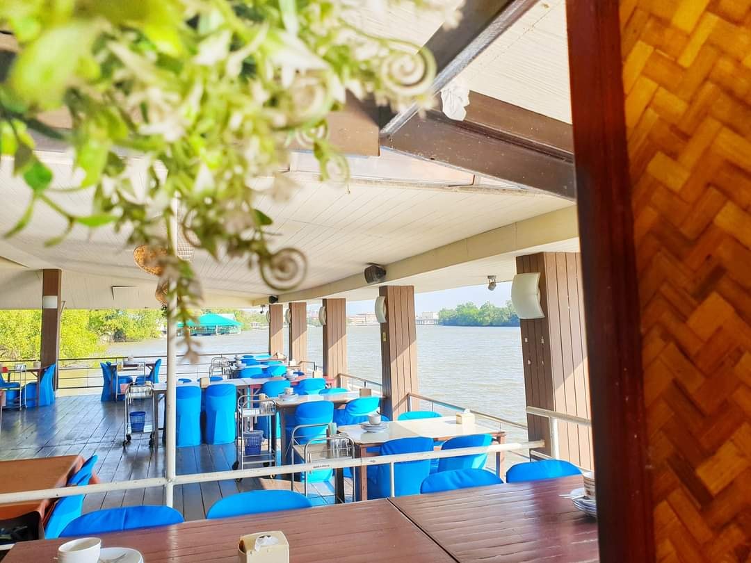 บ้านโพธิ์ริเวอร์ไซด์, ร้านอาหารมธุรสเรือนแพ, Baan Melon Desert, ร้านบ้านเบญฯ, บ้านปูกรรเชียง, ร้านกุ้งนาง, ร้านชวนมา ริมแม่น้ำบางปะกง, ครัวแม่ส้มเกลี้ยง, ครัวปลาเถื่อน, แพเคียงน้ำ, ลุงตีฟและยาย, รวยเรือนแพ, เอกเขนก, ชัยครับ, แพพยงค์ ริมน้ำ, 111/11 บ้านริมคลอง, มีน้ำ มีปลา cafe&amp;restaurant