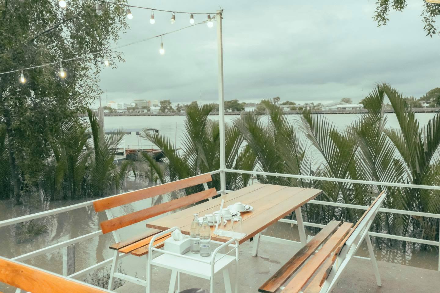 บ้านโพธิ์ริเวอร์ไซด์, ร้านอาหารมธุรสเรือนแพ, Baan Melon Desert, ร้านบ้านเบญฯ, บ้านปูกรรเชียง, ร้านกุ้งนาง, ร้านชวนมา ริมแม่น้ำบางปะกง, ครัวแม่ส้มเกลี้ยง, ครัวปลาเถื่อน, แพเคียงน้ำ, ลุงตีฟและยาย, รวยเรือนแพ, เอกเขนก, ชัยครับ, แพพยงค์ ริมน้ำ, 111/11 บ้านริมคลอง, มีน้ำ มีปลา cafe&amp;restaurant