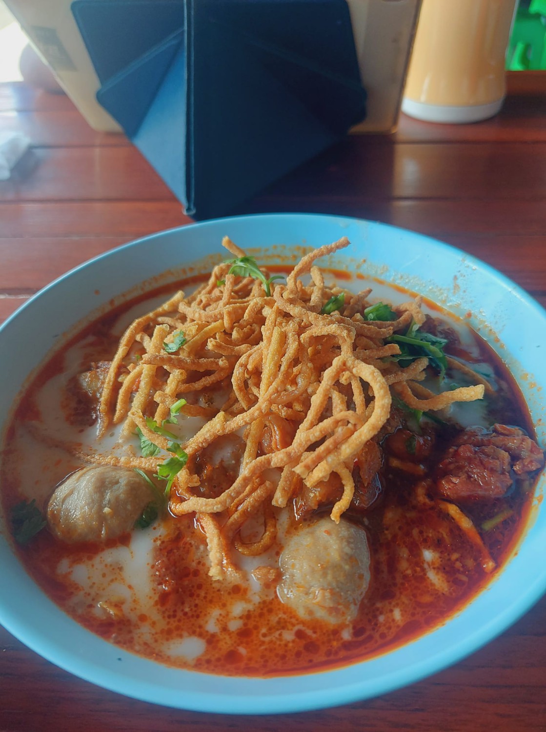 บ้านพระยาสุเรนทร์, The Riverside Restaurant Lampang, อร่อยบาทเดียว, ฮอมครัวเมือง, บะหมี่โกจือ ข้างไปรษณีย์ลำปาง, ข้าวซอยป้าบุญ ลำปาง, ข้าวมันไก่ห้าแยก, ก๋วยเตี๋ยวบ้านดง ลำปาง, ข้าวซอยอิสลาม ลำปางหนา