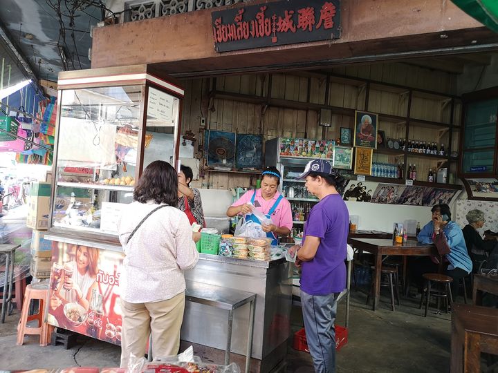ผัดไท ท่ายาง, เจียมเลี้ยงเซี้ย, เจ๊กเม้ง ก๋วยเตี๋ยวเนื้อต้นตำรับเพชรบุรี, โอวทึ้ง นายกี๋, ครัวป้าเฉลียว, ครัวไข่มุก สะพานปลา ชะอำ, ขนมจีน ทอดมัน ท่งเชียง, พวงเพชร, ทรายทอดมัน บขส.เก่า, ข้าวแช่ป้าเอื้อน หน้ากาชาด เพชรบุรี, เจ๊แดงบางควาย, ร้านอาหารบ้านป้าองุ่น "ร้านเก่า 50 ปี", บ้านยายกับตา, ก๋วยเตี๋ยวเนื้อ &amp; ไก่ “แดงโรงฝ้าย”ตรงข้ามปั้มมานิต 