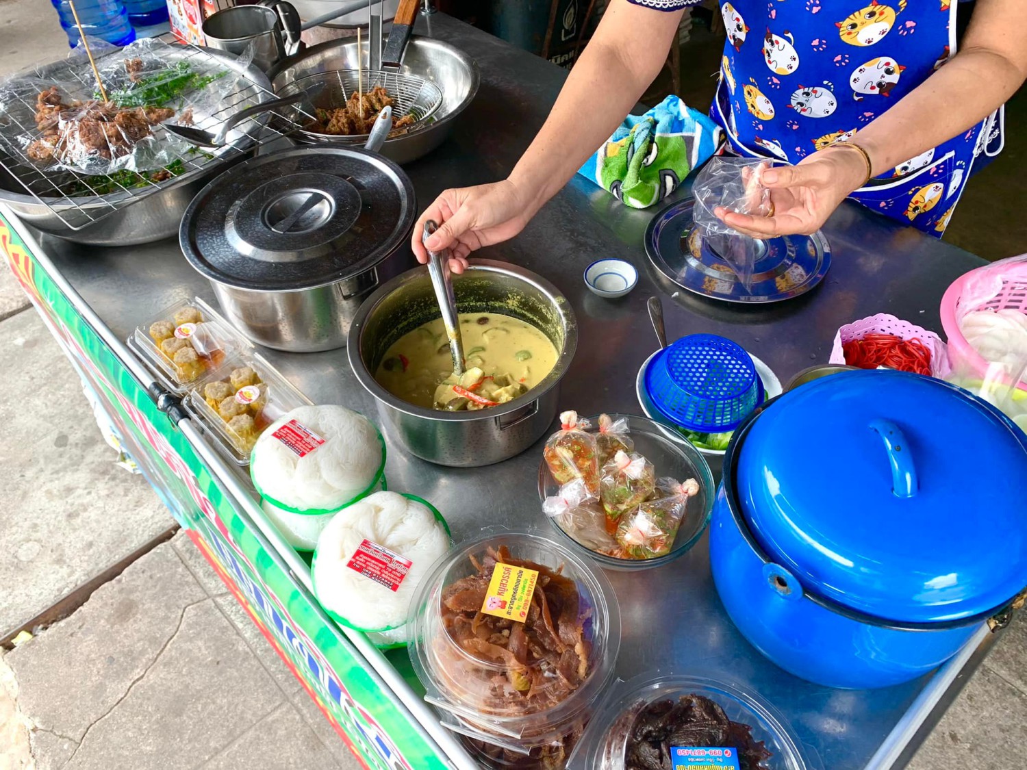 ผัดไท ท่ายาง, เจียมเลี้ยงเซี้ย, เจ๊กเม้ง ก๋วยเตี๋ยวเนื้อต้นตำรับเพชรบุรี, โอวทึ้ง นายกี๋, ครัวป้าเฉลียว, ครัวไข่มุก สะพานปลา ชะอำ, ขนมจีน ทอดมัน ท่งเชียง, พวงเพชร, ทรายทอดมัน บขส.เก่า, ข้าวแช่ป้าเอื้อน หน้ากาชาด เพชรบุรี, เจ๊แดงบางควาย, ร้านอาหารบ้านป้าองุ่น "ร้านเก่า 50 ปี", บ้านยายกับตา, ก๋วยเตี๋ยวเนื้อ &amp; ไก่ “แดงโรงฝ้าย”ตรงข้ามปั้มมานิต 