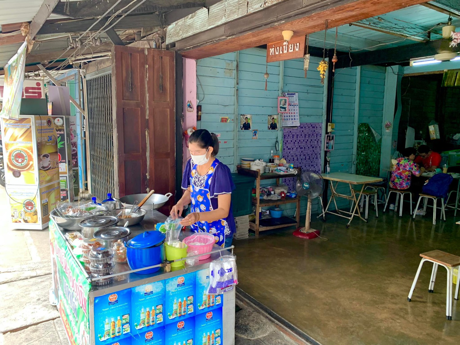 ผัดไท ท่ายาง, เจียมเลี้ยงเซี้ย, เจ๊กเม้ง ก๋วยเตี๋ยวเนื้อต้นตำรับเพชรบุรี, โอวทึ้ง นายกี๋, ครัวป้าเฉลียว, ครัวไข่มุก สะพานปลา ชะอำ, ขนมจีน ทอดมัน ท่งเชียง, พวงเพชร, ทรายทอดมัน บขส.เก่า, ข้าวแช่ป้าเอื้อน หน้ากาชาด เพชรบุรี, เจ๊แดงบางควาย, ร้านอาหารบ้านป้าองุ่น "ร้านเก่า 50 ปี", บ้านยายกับตา, ก๋วยเตี๋ยวเนื้อ &amp; ไก่ “แดงโรงฝ้าย”ตรงข้ามปั้มมานิต 