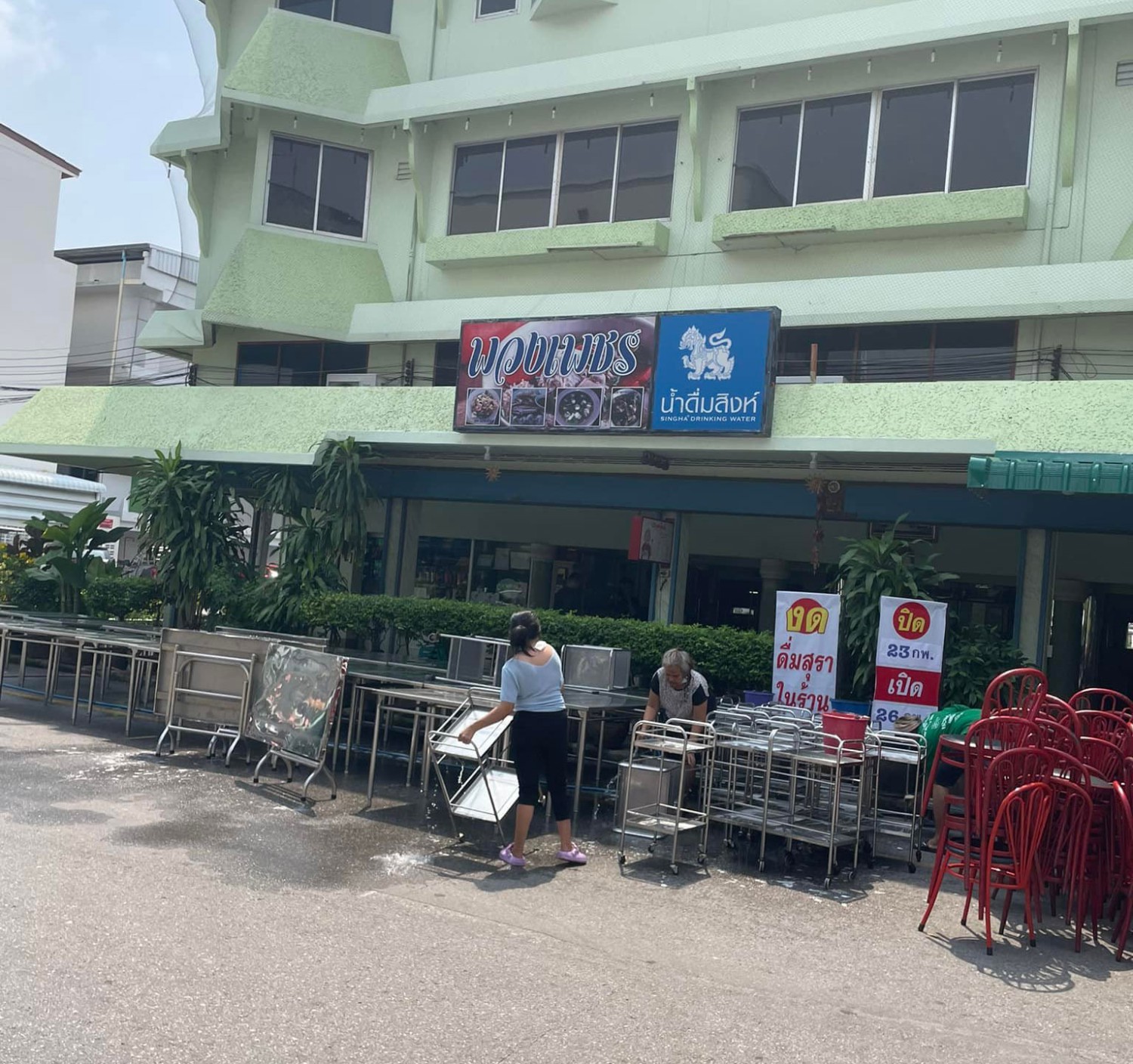 ผัดไท ท่ายาง, เจียมเลี้ยงเซี้ย, เจ๊กเม้ง ก๋วยเตี๋ยวเนื้อต้นตำรับเพชรบุรี, โอวทึ้ง นายกี๋, ครัวป้าเฉลียว, ครัวไข่มุก สะพานปลา ชะอำ, ขนมจีน ทอดมัน ท่งเชียง, พวงเพชร, ทรายทอดมัน บขส.เก่า, ข้าวแช่ป้าเอื้อน หน้ากาชาด เพชรบุรี, เจ๊แดงบางควาย, ร้านอาหารบ้านป้าองุ่น "ร้านเก่า 50 ปี", บ้านยายกับตา, ก๋วยเตี๋ยวเนื้อ &amp; ไก่ “แดงโรงฝ้าย”ตรงข้ามปั้มมานิต 