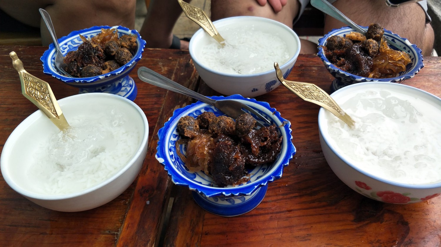 ผัดไท ท่ายาง, เจียมเลี้ยงเซี้ย, เจ๊กเม้ง ก๋วยเตี๋ยวเนื้อต้นตำรับเพชรบุรี, โอวทึ้ง นายกี๋, ครัวป้าเฉลียว, ครัวไข่มุก สะพานปลา ชะอำ, ขนมจีน ทอดมัน ท่งเชียง, พวงเพชร, ทรายทอดมัน บขส.เก่า, ข้าวแช่ป้าเอื้อน หน้ากาชาด เพชรบุรี, เจ๊แดงบางควาย, ร้านอาหารบ้านป้าองุ่น "ร้านเก่า 50 ปี", บ้านยายกับตา, ก๋วยเตี๋ยวเนื้อ &amp; ไก่ “แดงโรงฝ้าย”ตรงข้ามปั้มมานิต 
