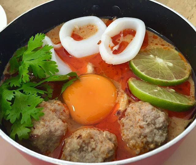 ผัดไท ท่ายาง, เจียมเลี้ยงเซี้ย, เจ๊กเม้ง ก๋วยเตี๋ยวเนื้อต้นตำรับเพชรบุรี, โอวทึ้ง นายกี๋, ครัวป้าเฉลียว, ครัวไข่มุก สะพานปลา ชะอำ, ขนมจีน ทอดมัน ท่งเชียง, พวงเพชร, ทรายทอดมัน บขส.เก่า, ข้าวแช่ป้าเอื้อน หน้ากาชาด เพชรบุรี, เจ๊แดงบางควาย, ร้านอาหารบ้านป้าองุ่น "ร้านเก่า 50 ปี", บ้านยายกับตา, ก๋วยเตี๋ยวเนื้อ &amp; ไก่ “แดงโรงฝ้าย”ตรงข้ามปั้มมานิต 