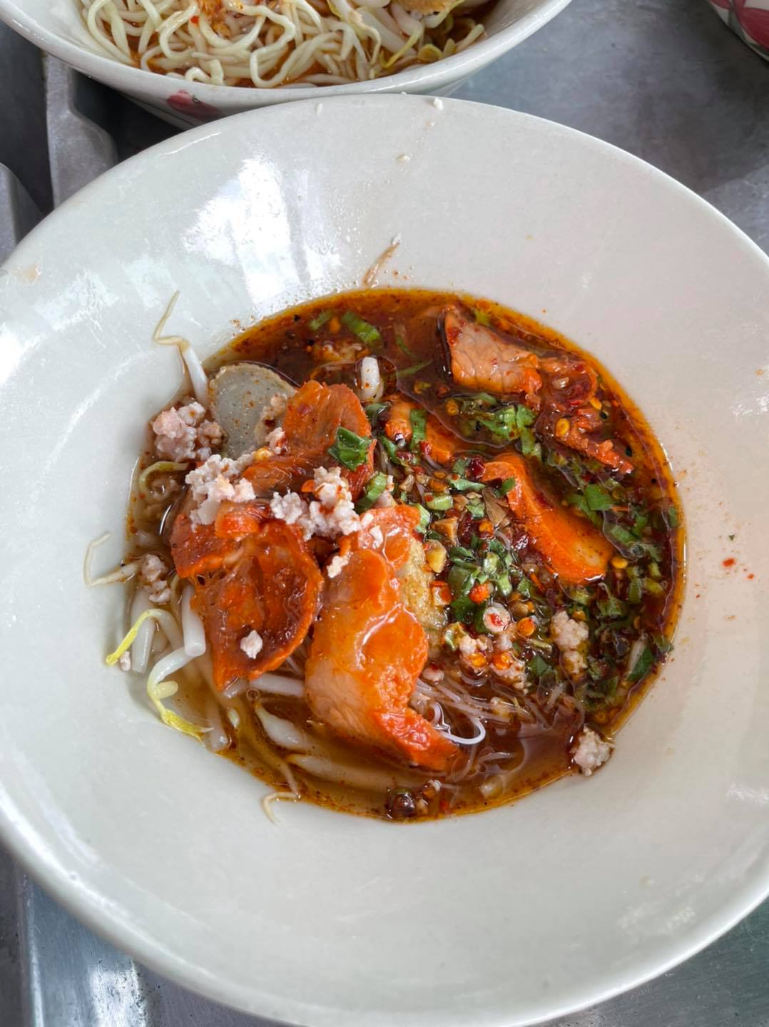 ก๋วยเตี๋ยวสูตรโบราณป้าพร, ร้านหอยทอดสิงห์บุรี, หมูสะเต๊ะ เฮียแกละ, ร้านจุ้งบริการ, ก๋วยเตี๋ยวหมูเฮียติ่ง, ก๋วยเตี๋ยวหมูเฮียติ่ง เปิดบริการตามปกติ ทุกวัน เวลา 10:00–19:00 น. สอบถามเพิ่มเติม โทร. 081 365 8495 , ร้านหอยทอดย่าชิต หน้าวัดธรรมนิยม อยุธยา, ก๋วยเตี๋ยวเรือไก่ฉีกป้าปุ๊, บ้านไม้ริมน้ำ, ก๋วยเตี๋ยวไทยบ้านคุณยายหยด สาขาอยุธยา