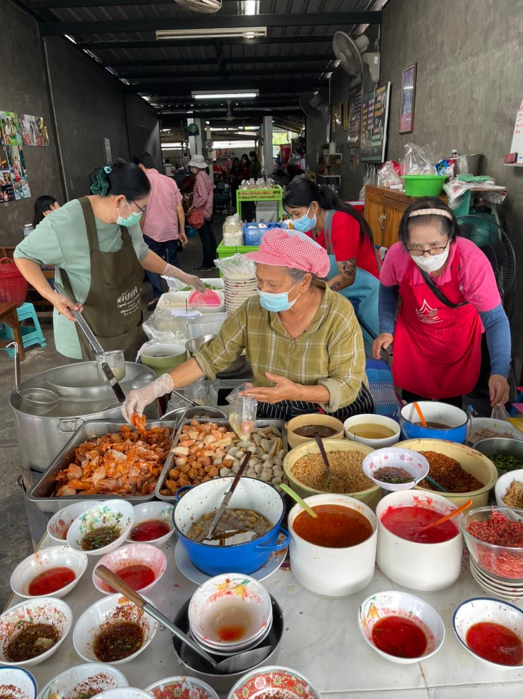 ก๋วยเตี๋ยวสูตรโบราณป้าพร, ร้านหอยทอดสิงห์บุรี, หมูสะเต๊ะ เฮียแกละ, ร้านจุ้งบริการ, ก๋วยเตี๋ยวหมูเฮียติ่ง, ก๋วยเตี๋ยวหมูเฮียติ่ง เปิดบริการตามปกติ ทุกวัน เวลา 10:00–19:00 น. สอบถามเพิ่มเติม โทร. 081 365 8495 , ร้านหอยทอดย่าชิต หน้าวัดธรรมนิยม อยุธยา, ก๋วยเตี๋ยวเรือไก่ฉีกป้าปุ๊, บ้านไม้ริมน้ำ, ก๋วยเตี๋ยวไทยบ้านคุณยายหยด สาขาอยุธยา