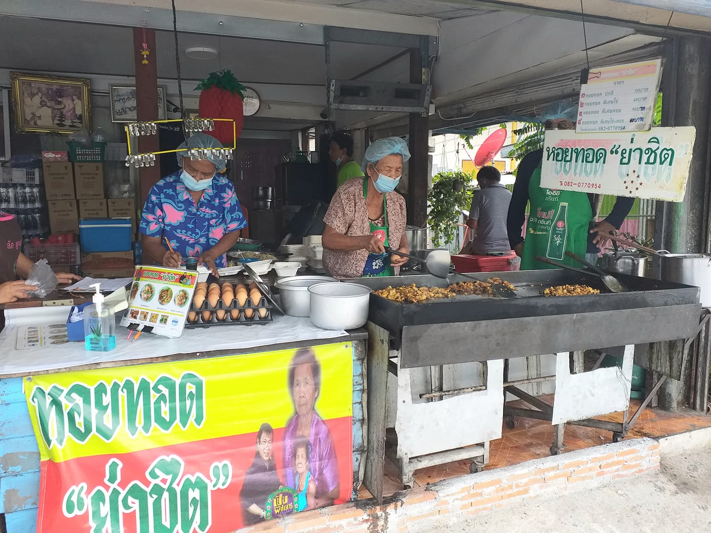 ก๋วยเตี๋ยวสูตรโบราณป้าพร, ร้านหอยทอดสิงห์บุรี, หมูสะเต๊ะ เฮียแกละ, ร้านจุ้งบริการ, ก๋วยเตี๋ยวหมูเฮียติ่ง, ก๋วยเตี๋ยวหมูเฮียติ่ง เปิดบริการตามปกติ ทุกวัน เวลา 10:00–19:00 น. สอบถามเพิ่มเติม โทร. 081 365 8495 , ร้านหอยทอดย่าชิต หน้าวัดธรรมนิยม อยุธยา, ก๋วยเตี๋ยวเรือไก่ฉีกป้าปุ๊, บ้านไม้ริมน้ำ, ก๋วยเตี๋ยวไทยบ้านคุณยายหยด สาขาอยุธยา