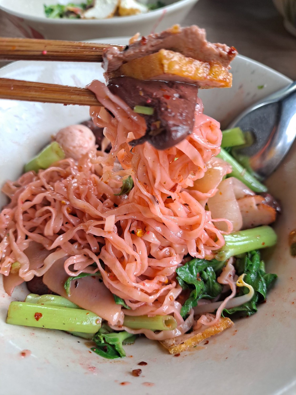ก๋วยเตี๋ยวสูตรโบราณป้าพร, ร้านหอยทอดสิงห์บุรี, หมูสะเต๊ะ เฮียแกละ, ร้านจุ้งบริการ, ก๋วยเตี๋ยวหมูเฮียติ่ง, ก๋วยเตี๋ยวหมูเฮียติ่ง เปิดบริการตามปกติ ทุกวัน เวลา 10:00–19:00 น. สอบถามเพิ่มเติม โทร. 081 365 8495 , ร้านหอยทอดย่าชิต หน้าวัดธรรมนิยม อยุธยา, ก๋วยเตี๋ยวเรือไก่ฉีกป้าปุ๊, บ้านไม้ริมน้ำ, ก๋วยเตี๋ยวไทยบ้านคุณยายหยด สาขาอยุธยา