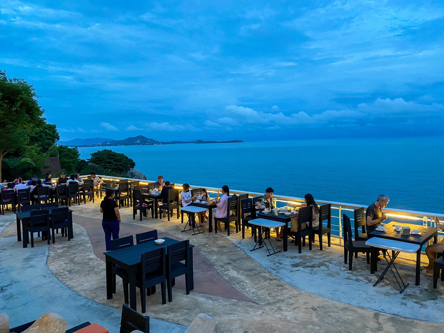 บ้านสวนลุงไข่, พี่เชษฐ์, Sawasdee-CuP Samui, ร้านอาหารข้าวหอม เกาะสมุย, ครัวชาวบ้าน, ท่าเรือสมุยซีฟู้ด, เสบียงเล, Mira Serene, โกเซ้ง เกาะสมุย, ครัวเสวยสมุย, The Roof Samui, มิสสมุย, Jam restaurant