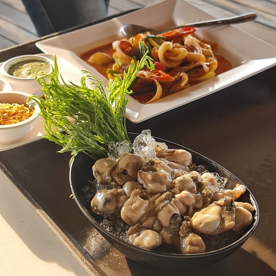 Pop View, ครัวบ้านกลางทะเล, Ripple Sea, ร้านลับหมึกช๊อต อ่าวอุดมซอย17, ร้านป๋าดำซีฟู้ด, ป้าแอ๊ดซีฟู๊ด, ติดดินซีฟู้ด, มุมอร่อย ศรีราชา, TOH CREW, เรือนน้ำซีฟู๊ด ศรีราชา, ครัวทะเล จันผา, ร้านอาหาร เฒ่าทะเล ซีฟู๊ด อ่าวอุดม, ร้านป้อมกินแล้วรวย