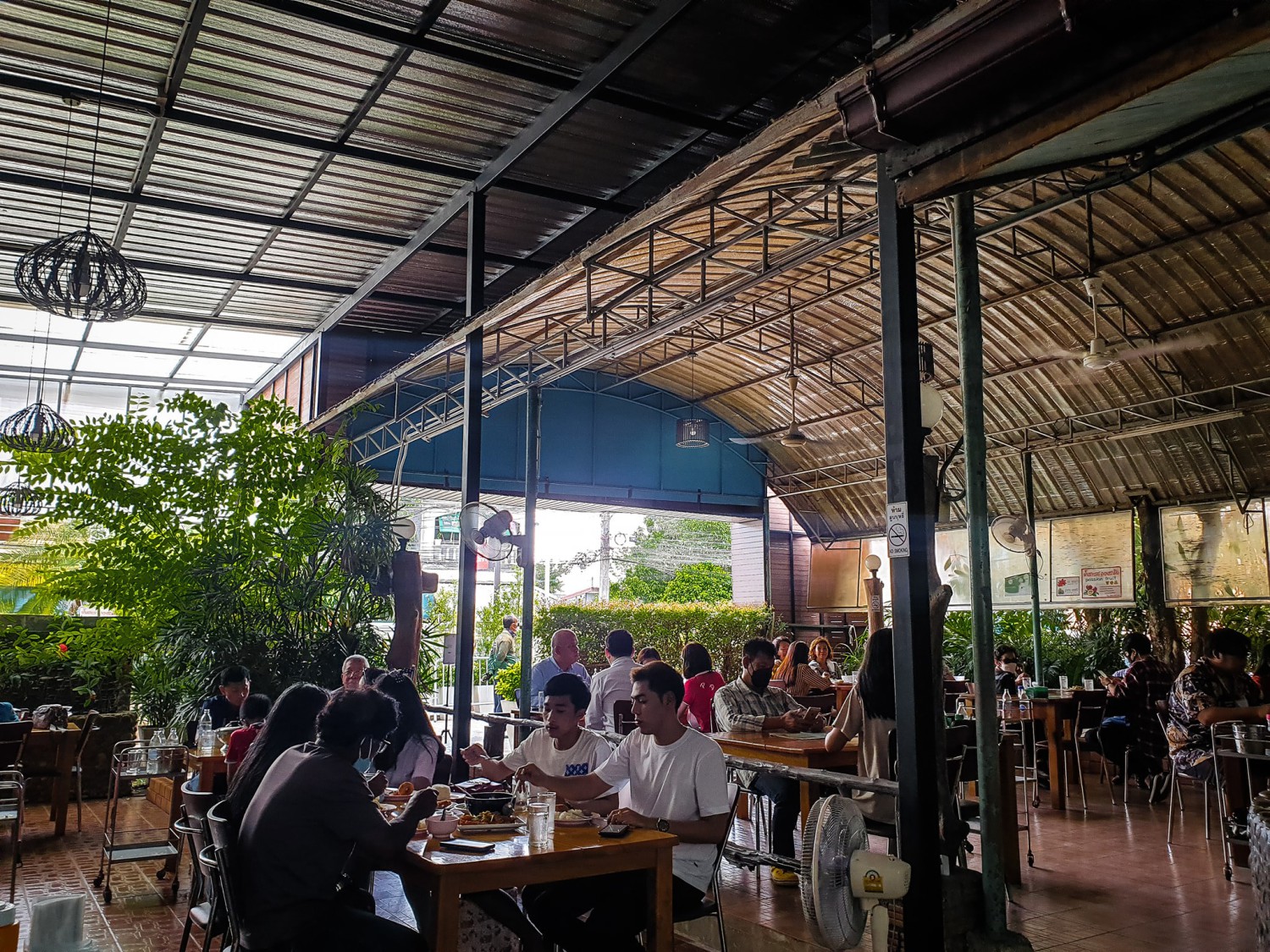 สวนชื่นสุข, Ar Restaurant Hatyai 嗳, ศิริ ต้มเลือดหมูหาดใหญ่, ไก่กรอบพี่เน่, ในรู, กุ๊กชัยติ่มซำ-ก๋วยเตี๋ยวราดหน้าปลากะพง, ร้านใต้ขอย ซอยตัน, กันเอง, หนานหยวน บะหมี่เกี๊ยวกุ้ง, สาขาปุณณกัณฑ์, ป่ายาง, บ้านก้ามปู, โชคดีแต่เตี้ยม บะกุ๊ดเต๋, ไก่ทอดหาดใหญ่มีนา, ร้านราดหน้าโกฉ่อน, ขนมจีนป้าชื่น, Space Bar, ขนมไข่เตาถ่านน้องนิล&คาเฟ่, ข้าวต้มรถแดง