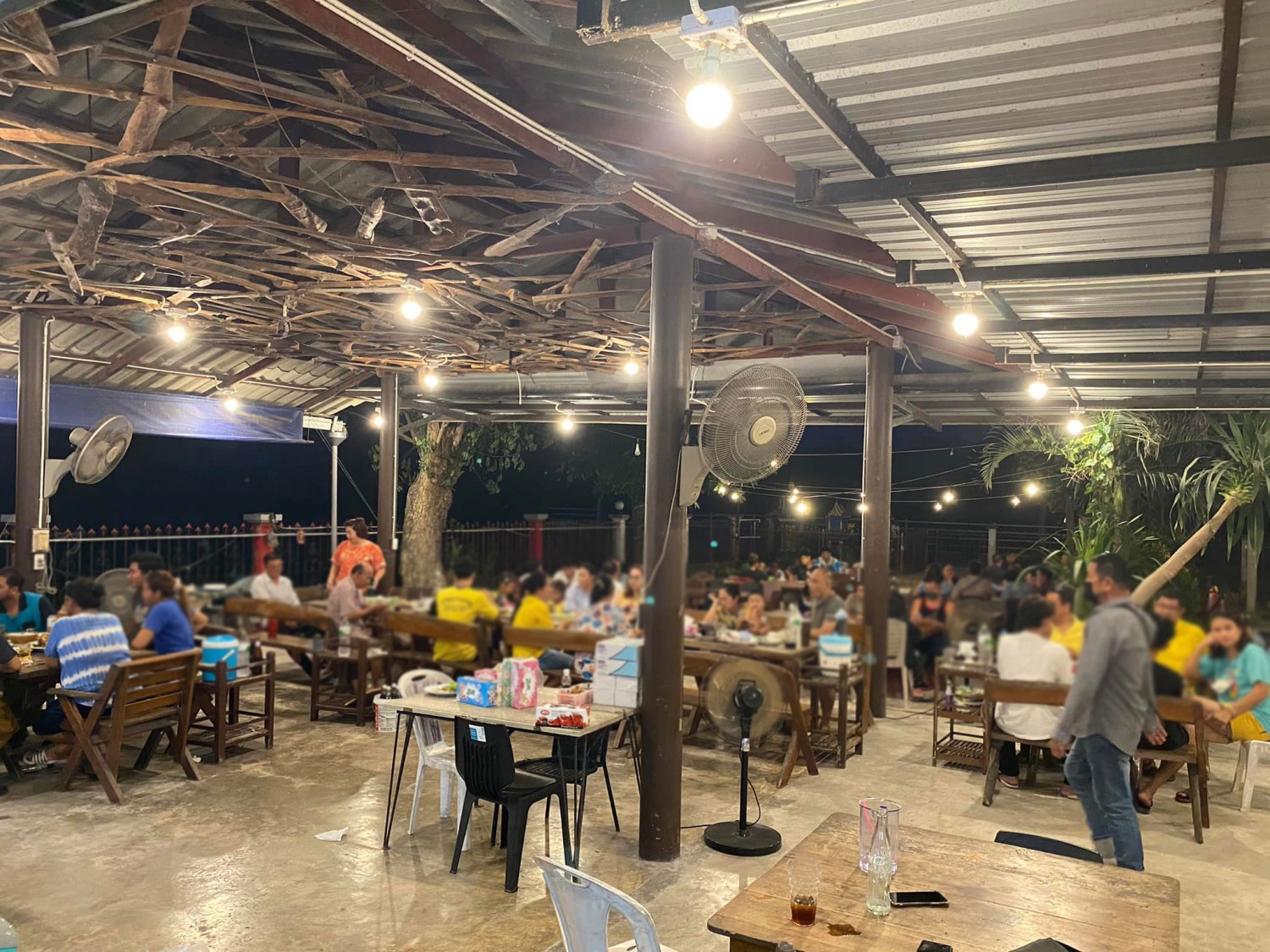 ร้านอ้นส้มตำปูม้า, ไผ่ขวาง, Zaab Station, เอมโอช by The Story, ครัวกางนา, คุ้มขวัญเจ้าเอย, ร้านบ้านเด, กุ่ยหมง, สวนอาหารเบญจรงค์ สุพรรณบุรี, ขัวะ, ลายน้ำ, มุมสบายครัวริมคลอง, ข้าวต้มโกเฑียร, นพรัตน์ ภัตตาคาร, กุ้งเป็น (เจ๊เน้ย), ขนาบน้ำสุพรรณบุรี and mellow, เรือนแพ (ครัวสุพรรณ) &amp; รีสอร์ท, ริมคลองเฮ้าส์, สุรชัยปลาเผา บึงไผ่แขก, Taiheiyo sushi suphanburi