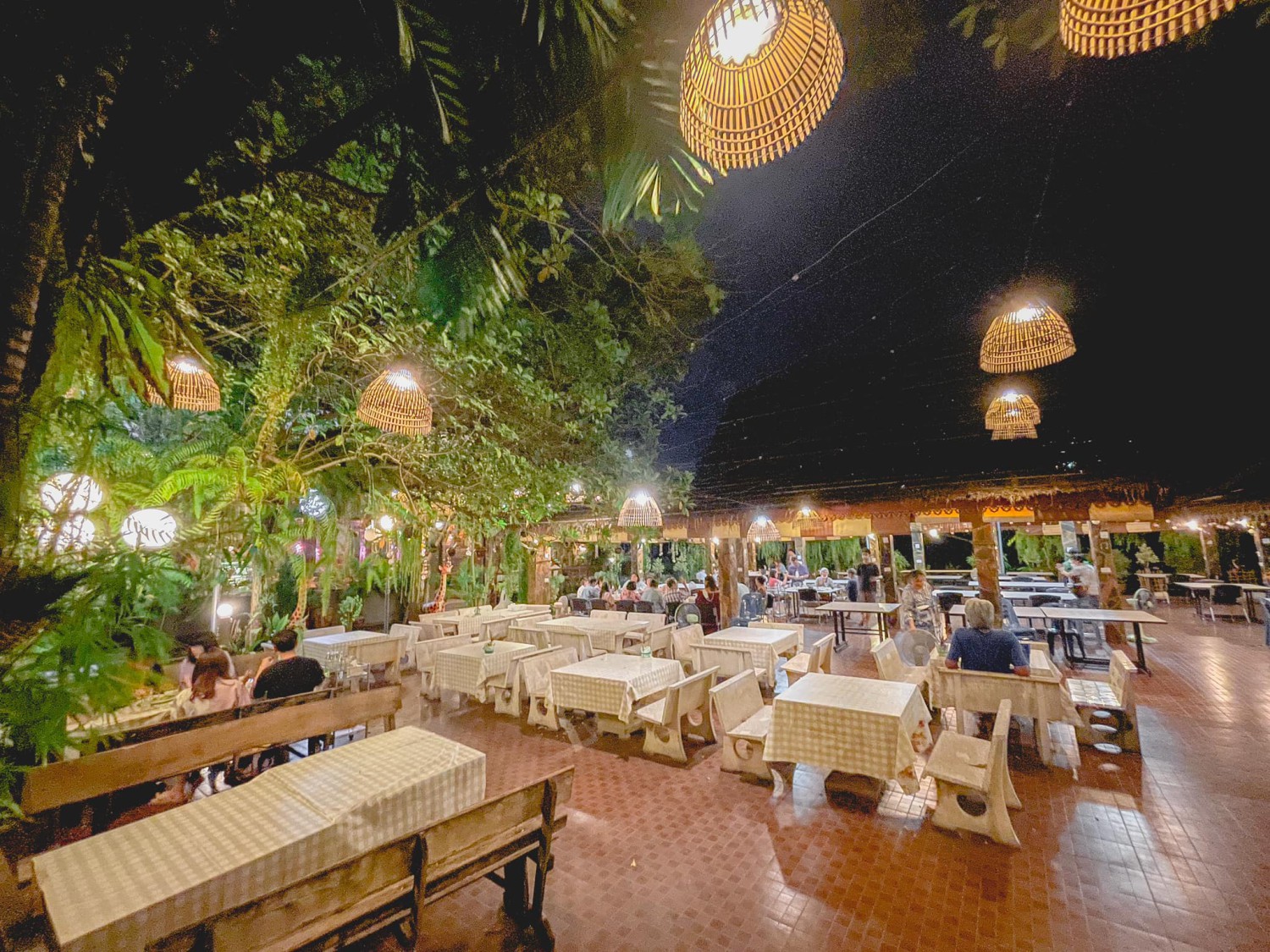 ร้านอ้นส้มตำปูม้า, ไผ่ขวาง, Zaab Station, เอมโอช by The Story, ครัวกางนา, คุ้มขวัญเจ้าเอย, ร้านบ้านเด, กุ่ยหมง, สวนอาหารเบญจรงค์ สุพรรณบุรี, ขัวะ, ลายน้ำ, มุมสบายครัวริมคลอง, ข้าวต้มโกเฑียร, นพรัตน์ ภัตตาคาร, กุ้งเป็น (เจ๊เน้ย), ขนาบน้ำสุพรรณบุรี and mellow, เรือนแพ (ครัวสุพรรณ) &amp; รีสอร์ท, ริมคลองเฮ้าส์, สุรชัยปลาเผา บึงไผ่แขก, Taiheiyo sushi suphanburi