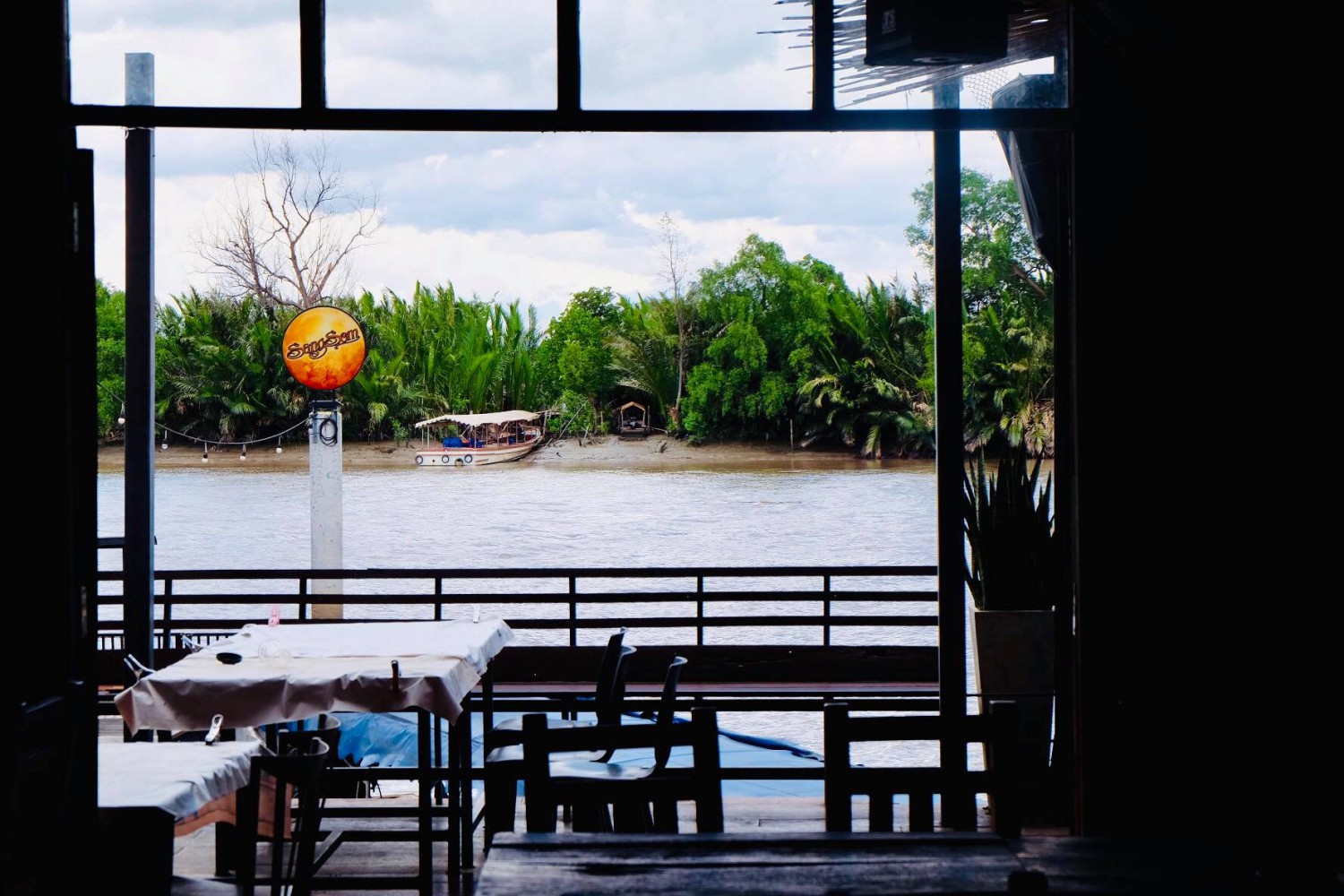 บ้านโพธิ์ริเวอร์ไซด์, ร้านอาหารมธุรสเรือนแพ, Baan Melon Desert, ร้านบ้านเบญฯ, บ้านปูกรรเชียง, ร้านกุ้งนาง, ร้านชวนมา ริมแม่น้ำบางปะกง, ครัวแม่ส้มเกลี้ยง, ครัวปลาเถื่อน, แพเคียงน้ำ, ลุงตีฟและยาย, รวยเรือนแพ, เอกเขนก, ชัยครับ, แพพยงค์ ริมน้ำ, 111/11 บ้านริมคลอง, มีน้ำ มีปลา cafe&amp;restaurant