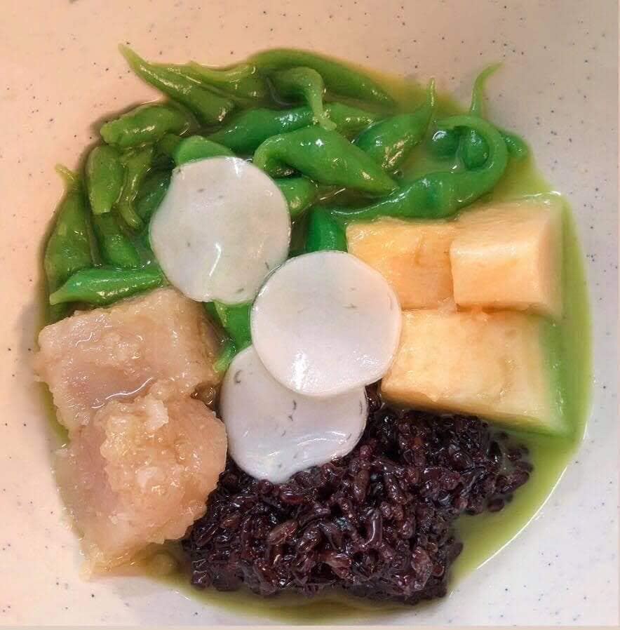 แดงราชาหอยทอด, เปาะเปี๊ยะสด ตรอกสุกร, SO-K cafe, เช็งซิมอี๊ (แป้งกลมอารมณ์ดี), ก๋วยเตี๋ยวตรอกโรงหมู, ข้าวมันไก่พิชัยไก่ตอน, Scoopp, ข้าวขาหมู "มันอยู่ในกระทะ"ตรอกโรงหมู, เบ๊ซุ่นหลี, สีมรกต, สุกี้เตาถ่าน ตรอกโรงหมู, Amass coffee art toys, Kanom Donut, ก๋วยเตี๋ยวหมูตุ๋นเจ๊ปู