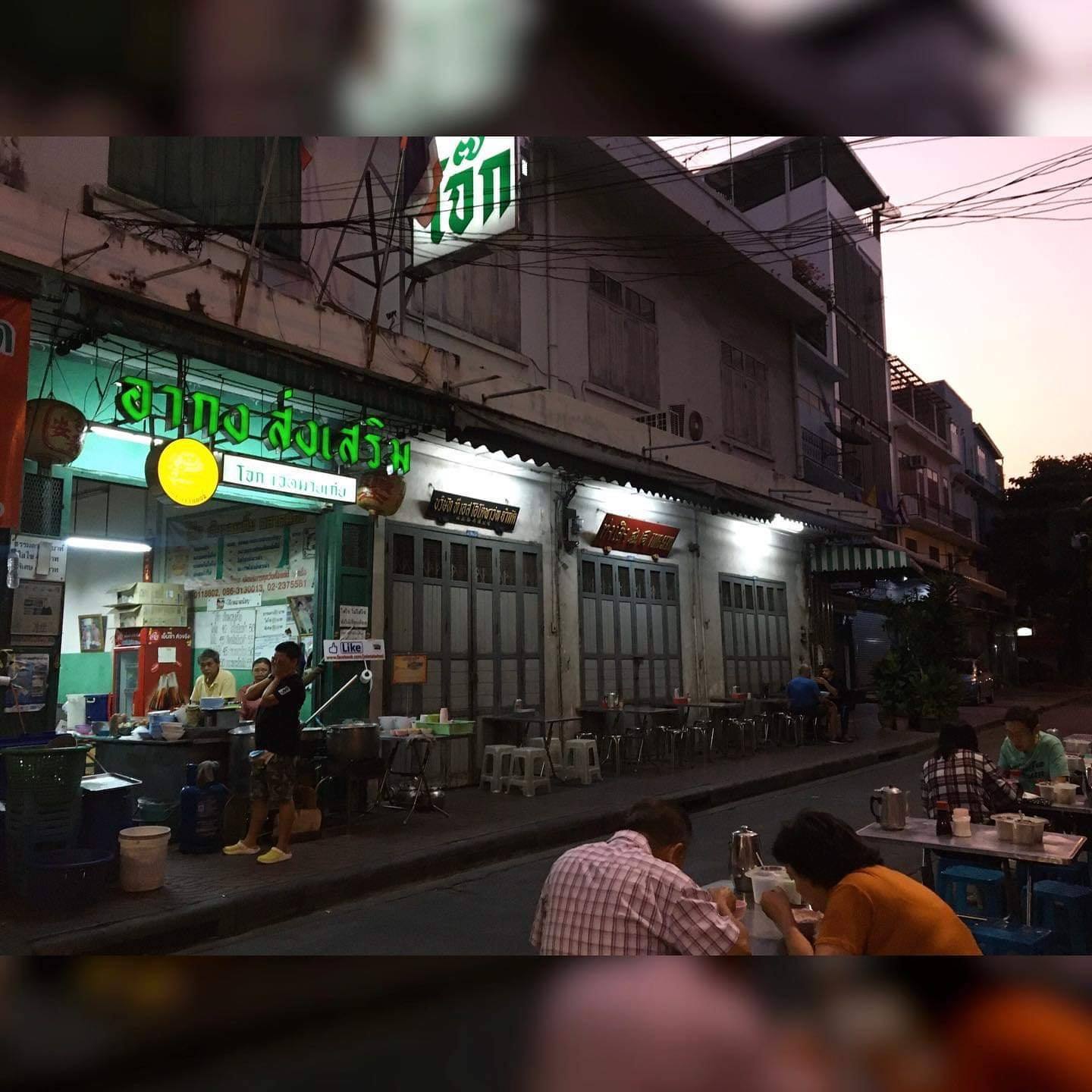 ก๋วยเตี๋ยวผัดงี่เง่า at เจ๊เบญ โอเดี้ยน, ร้านฮั้นโภชนา, เจ๊เฮี้ยง ก๋วยเตี๋ยวลูกชิ้นปลา ตลาดน้อย, ข้าวต้มปลาตลาดน้อย, Baan Chim Cha, อาฉีไก่ทอด, มานพ สุกี้รถกระบะ, แดงราชาหอยทอด, โจ๊ก เจ๊หมวยเกี้ย-ดั้งเดิม, เป็ดตุ๋นเจ้าท่า, ซี่โครงปราณ, คุณปุ๊กะหรี่ปั๊บ ณ ตลาดน้อย, แต้เล่าจิ้นเส็ง, Li Bing Waffle Parlour, Mana Craft, Jap Bread ตลาดน้อย, ฮงเซียงกง