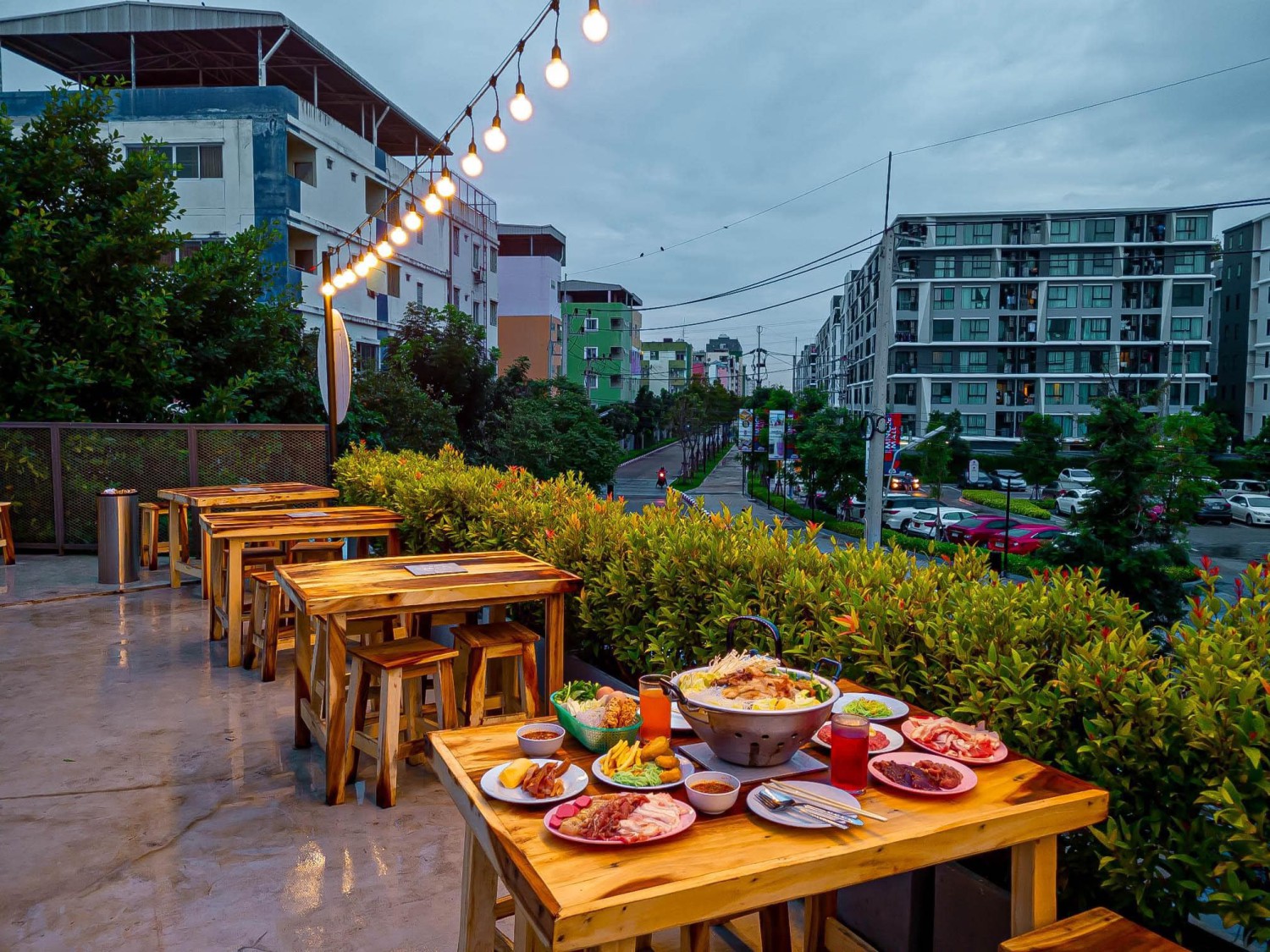 Everyday mookrata &amp; cafe, นั่งปิ้ง หมูกระทะ, Sky grill หมูกระทะ, อารียา หมูกระทะ สาขา 3 รูฟท็อป, หมูกระทะคนรวย, หมูหมึกกุ้ง, Bargyuu, ปิ้งเนย บุฟเฟ่ต์ปิ้งย่างกระทะร้อน อโศก on-the-roof