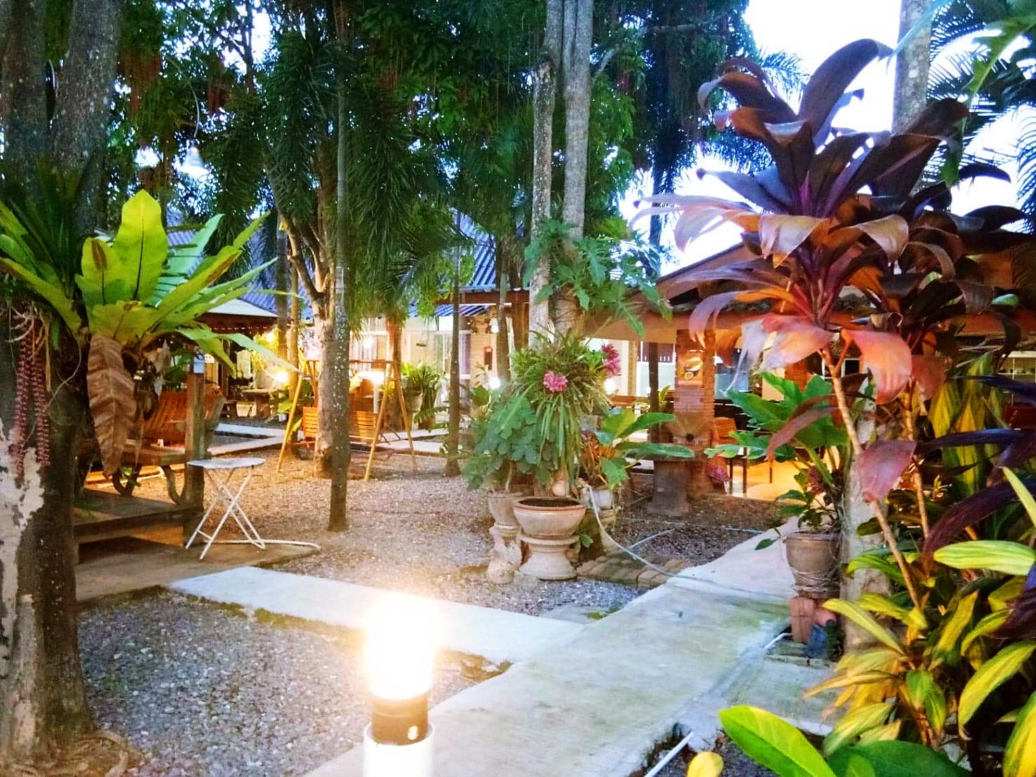 สะหวา, กลมกล่อม, ดอนญ่า, ต้นทาง, ครัวมะเรือง, ร้านข้าวต้ม 2500, เนินขุมทองการ์เด้นท์, นานหยวนบะหมี่เกี๊ยวกุ้ง, สาขากองบิน 56, ไก่ทอดเดชา, สาขาสนามบินหาดใหญ่, สบันงา, เหม่ยเหว่ย สาขาถนนสนามบิน, ร้านข้าวต้มมัดเนินขุมทอง คาเฟ่อาหารใต้
