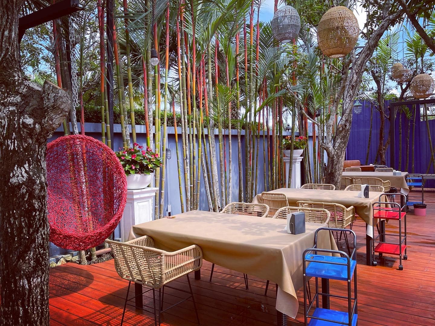 สะหวา, กลมกล่อม, ดอนญ่า, ต้นทาง, ครัวมะเรือง, ร้านข้าวต้ม 2500, เนินขุมทองการ์เด้นท์, นานหยวนบะหมี่เกี๊ยวกุ้ง, สาขากองบิน 56, ไก่ทอดเดชา, สาขาสนามบินหาดใหญ่, สบันงา, เหม่ยเหว่ย สาขาถนนสนามบิน, ร้านข้าวต้มมัดเนินขุมทอง คาเฟ่อาหารใต้
