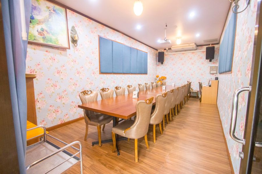 สะหวา, กลมกล่อม, ดอนญ่า, ต้นทาง, ครัวมะเรือง, ร้านข้าวต้ม 2500, เนินขุมทองการ์เด้นท์, นานหยวนบะหมี่เกี๊ยวกุ้ง, สาขากองบิน 56, ไก่ทอดเดชา, สาขาสนามบินหาดใหญ่, สบันงา, เหม่ยเหว่ย สาขาถนนสนามบิน, ร้านข้าวต้มมัดเนินขุมทอง คาเฟ่อาหารใต้