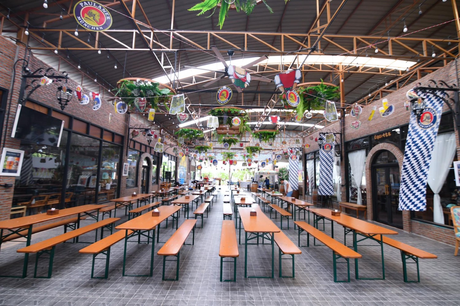 เฮือนขันโตก ขนมจีน บ้านน้ำพริก, Mira Cuisine, ถึงเจียงใหม่ คิทเช่น อาหารเหนือ, สบันงา, คุ้มขันโตก, ลำแต๊ๆ, หอมป้อมหอมเป, บ้านขันโตกฮาลาล