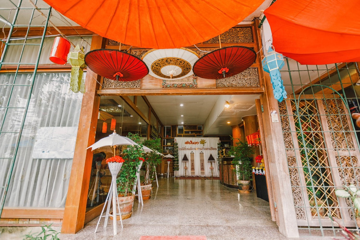 เฮือนขันโตก ขนมจีน บ้านน้ำพริก, Mira Cuisine, ถึงเจียงใหม่ คิทเช่น อาหารเหนือ, สบันงา, คุ้มขันโตก, ลำแต๊ๆ, หอมป้อมหอมเป, บ้านขันโตกฮาลาล
