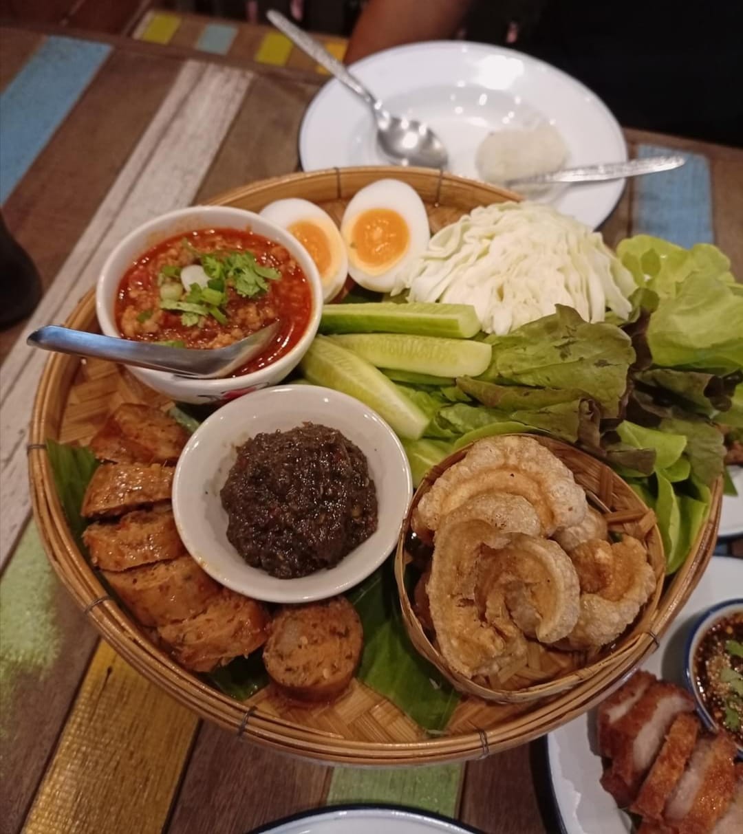 เฮือนขันโตก ขนมจีน บ้านน้ำพริก, Mira Cuisine, ถึงเจียงใหม่ คิทเช่น อาหารเหนือ, สบันงา, คุ้มขันโตก, ลำแต๊ๆ, หอมป้อมหอมเป, บ้านขันโตกฮาลาล
