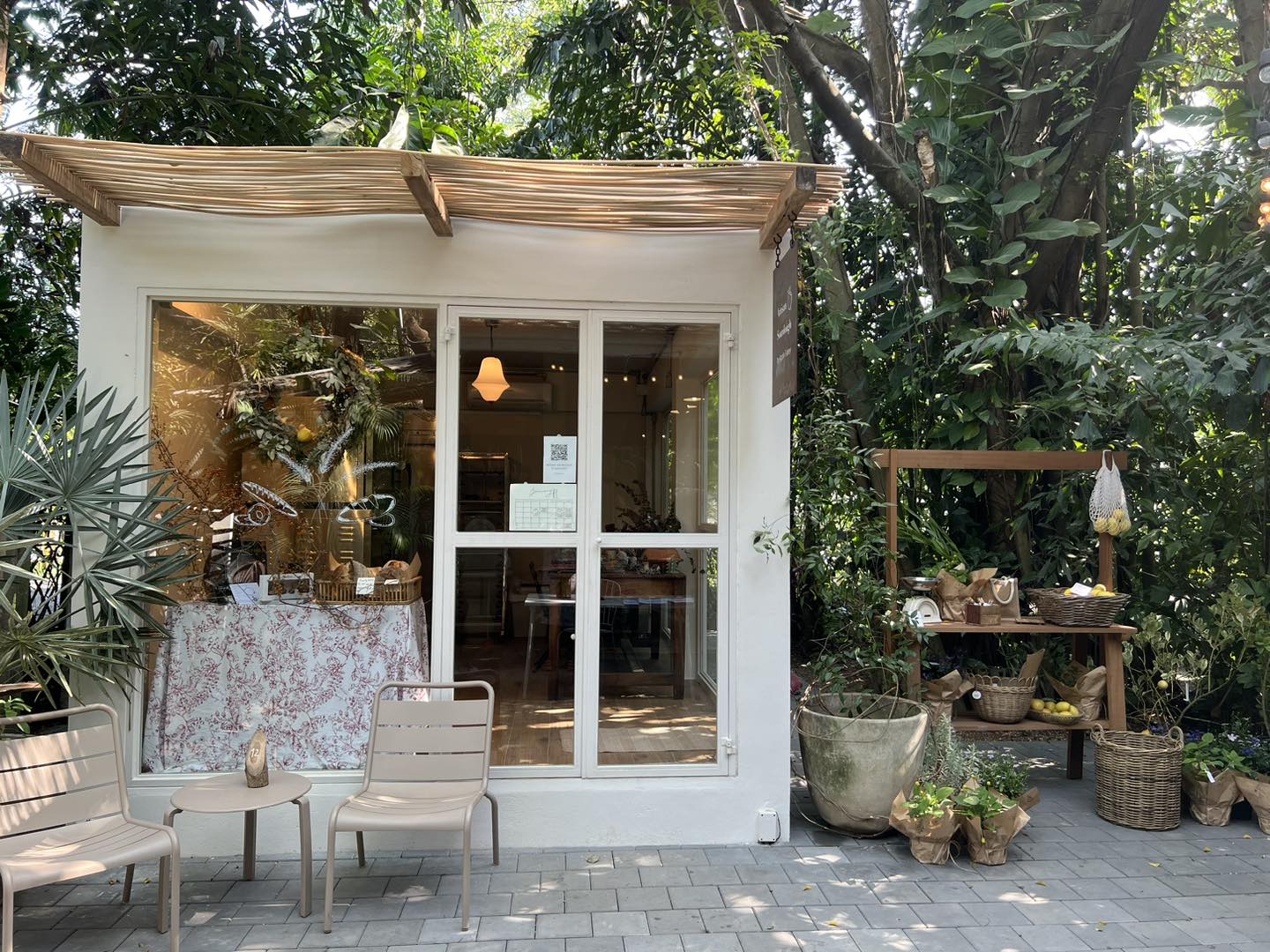 Autumn haus, YOJU Cafe, Lemon Me Farm, STARTCafé, Lot no.8 cafe, 23 cafe and bistro, STAY WITH TREE cafe, April Flavors cafe, Destiny cafe', บ้านปายนา, DUBUA CAFE, House of Chandra - เสน่ห์จันทน์ , 11 Elephant Dessert Cafe, Hangar Cafe', Merce Cafe & Restaurant, Ton Khao Terrace, O2 Kaffee & Bistro, Pomelo Cafe, Little tree, Chinu Coffee