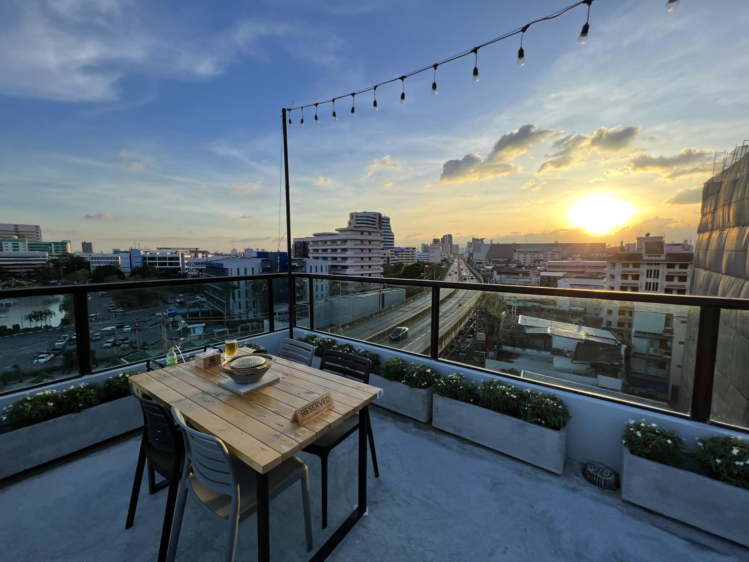 Everyday mookrata &amp; cafe, นั่งปิ้ง หมูกระทะ, Sky grill หมูกระทะ, อารียา หมูกระทะ สาขา 3 รูฟท็อป, หมูกระทะคนรวย, หมูหมึกกุ้ง, Bargyuu, ปิ้งเนย บุฟเฟ่ต์ปิ้งย่างกระทะร้อน อโศก on-the-roof