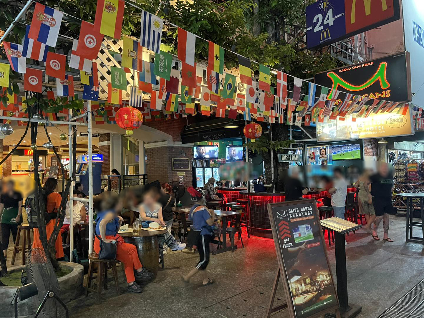 Moonshine Bar, พิซซ่าลันตา Pizza Lanta, Chart Bar, At-Mosphere Rooftop Cafe', Molly, Buddy Beer, Fu Bar, Prime Burger Khaosan, Ranee’s Restaurant, Hippie De Bar