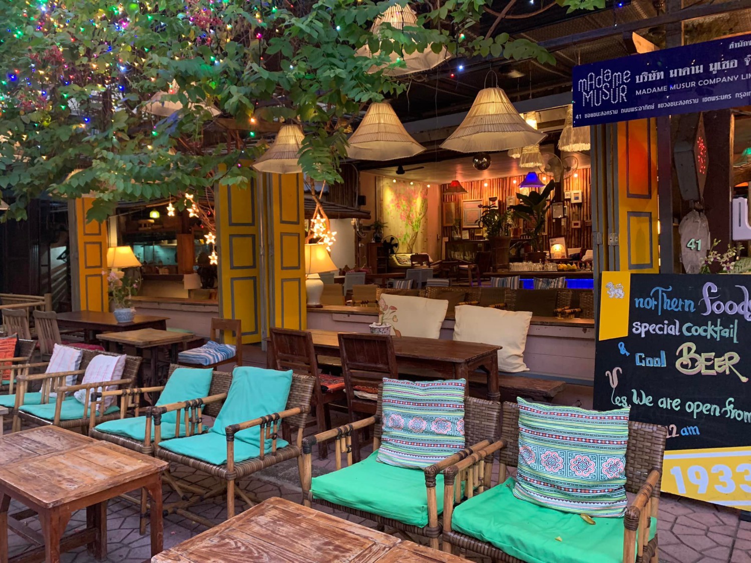 Moonshine Bar, พิซซ่าลันตา Pizza Lanta, Chart Bar, At-Mosphere Rooftop Cafe', Molly, Buddy Beer, Fu Bar, Prime Burger Khaosan, Ranee’s Restaurant, Hippie De Bar