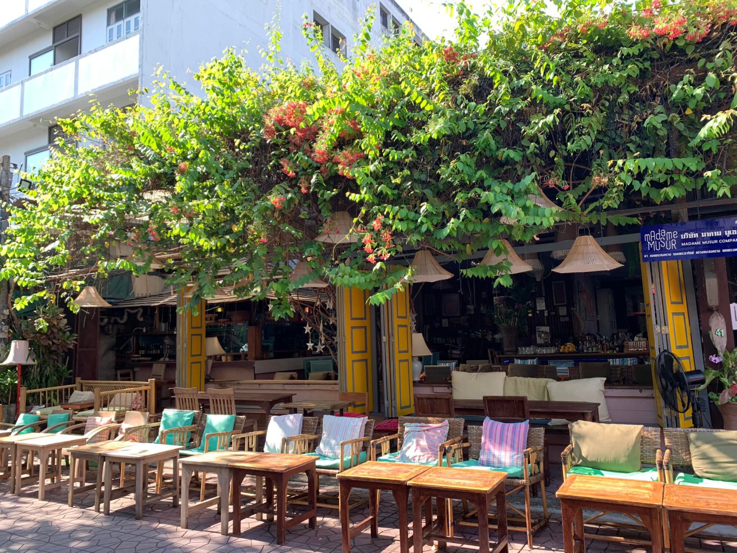 Moonshine Bar, พิซซ่าลันตา Pizza Lanta, Chart Bar, At-Mosphere Rooftop Cafe', Molly, Buddy Beer, Fu Bar, Prime Burger Khaosan, Ranee’s Restaurant, Hippie De Bar