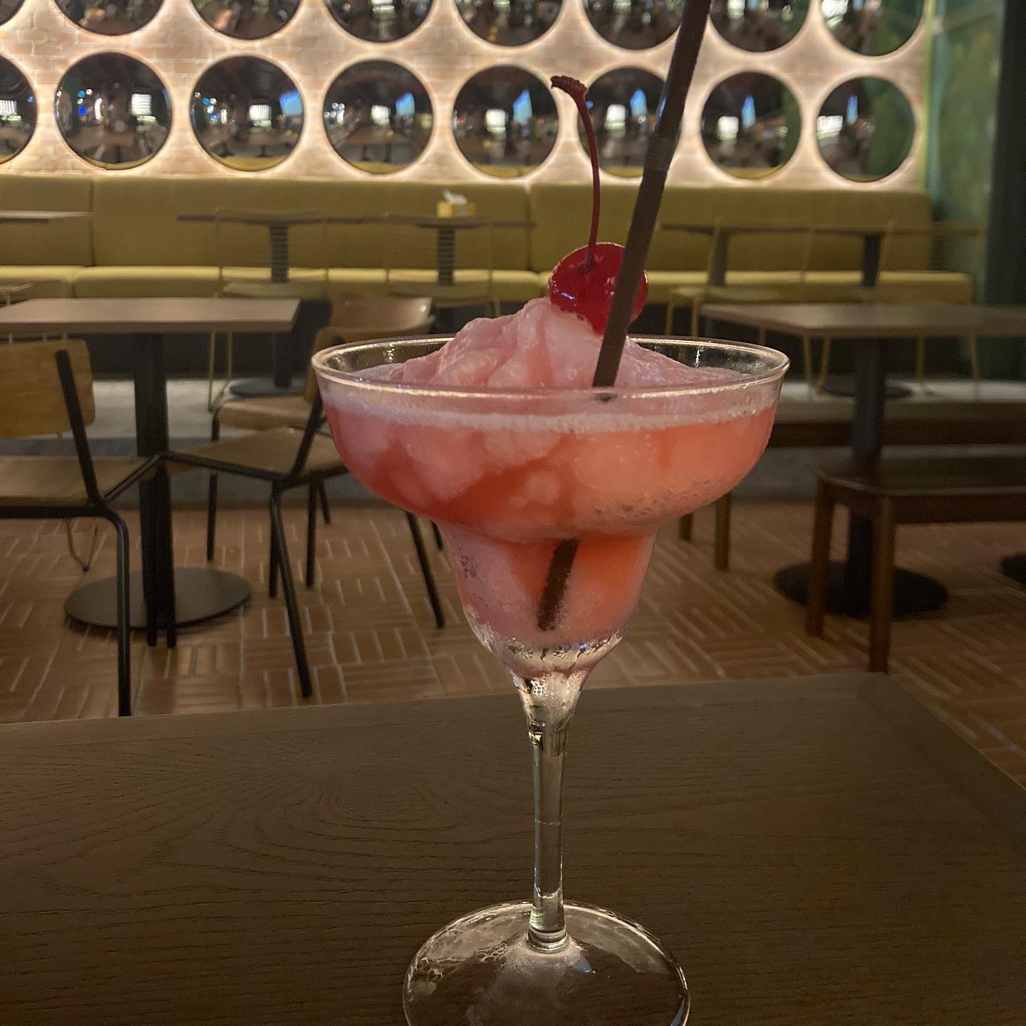 Moonshine Bar, พิซซ่าลันตา Pizza Lanta, Chart Bar, At-Mosphere Rooftop Cafe', Molly, Buddy Beer, Fu Bar, Prime Burger Khaosan, Ranee’s Restaurant, Hippie De Bar