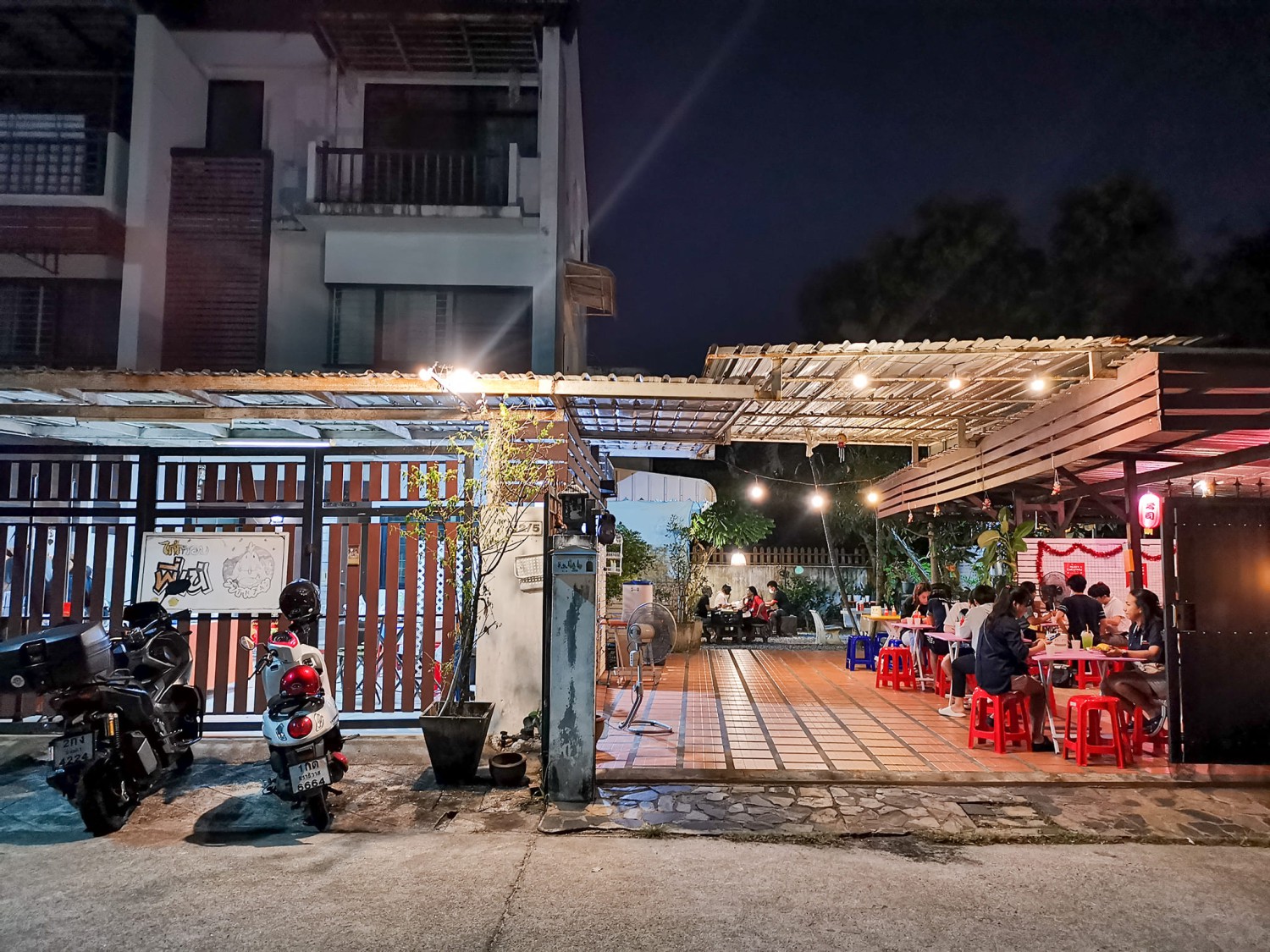 สวนชื่นสุข, Ar Restaurant Hatyai 嗳, ศิริ ต้มเลือดหมูหาดใหญ่, ไก่กรอบพี่เน่, ในรู, กุ๊กชัยติ่มซำ-ก๋วยเตี๋ยวราดหน้าปลากะพง, ร้านใต้ขอย ซอยตัน, กันเอง, หนานหยวน บะหมี่เกี๊ยวกุ้ง, สาขาปุณณกัณฑ์, ป่ายาง, บ้านก้ามปู, โชคดีแต่เตี้ยม บะกุ๊ดเต๋, ไก่ทอดหาดใหญ่มีนา, ร้านราดหน้าโกฉ่อน, ขนมจีนป้าชื่น, Space Bar, ขนมไข่เตาถ่านน้องนิล&คาเฟ่, ข้าวต้มรถแดง
