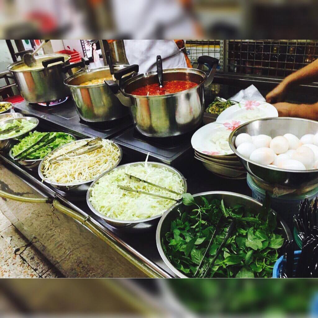 ส้มตำอุทุมพรกสิกรบางลำพู, คาริม โรตีมะตะบะ​, ขนมจีนน้ำยา บางลำภู, เจ้กบบางลำภู ต้มยำกุ้งรอบกลางคืน, Patonggo Cafe, จิระเย็นตาโฟ, ข้าวแกงบางลำพู 2517, ขนมเบื้องแม่ประภา, อาอีซะฮ์ รสดี, พัวกี่, ก๋วยเตี๋ยวลูกชิ้นปลานายง้ำ, โรงนํ้าชา มิตรามิตร, ข้าวแช่แม่ศิริ บางลำพู, พิกุลถั่วแปบแป้งสด, ห้องอาหารกร บางลำพู, เตี๋ยวตุ๋นบ้านสวน สาขาบางลำพู