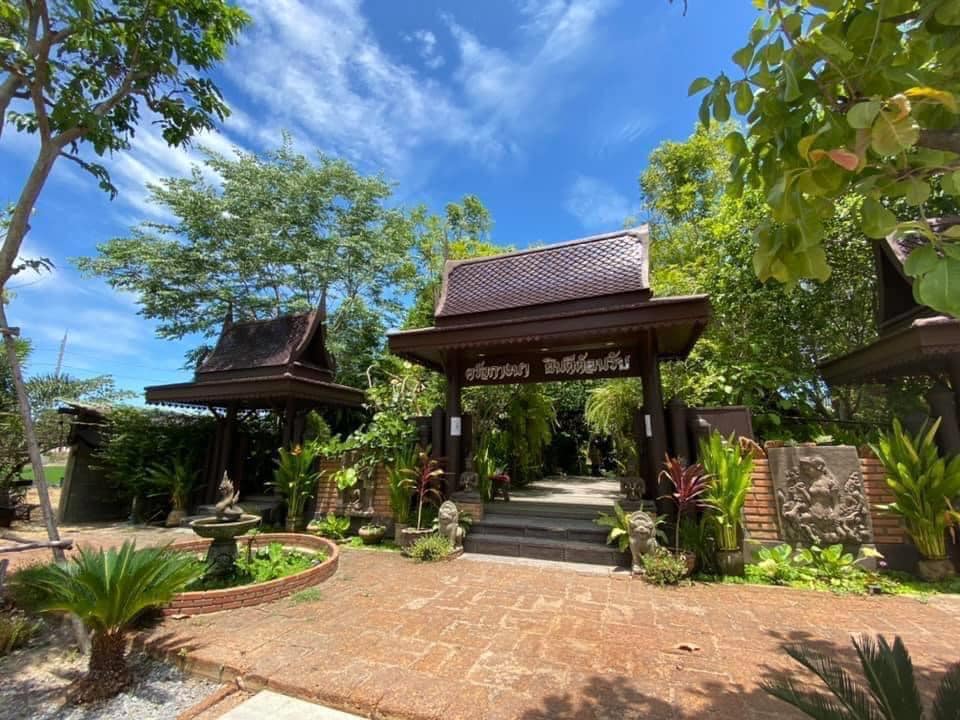 ร้านอ้นส้มตำปูม้า, ไผ่ขวาง, Zaab Station, เอมโอช by The Story, ครัวกางนา, คุ้มขวัญเจ้าเอย, ร้านบ้านเด, กุ่ยหมง, สวนอาหารเบญจรงค์ สุพรรณบุรี, ขัวะ, ลายน้ำ, มุมสบายครัวริมคลอง, ข้าวต้มโกเฑียร, นพรัตน์ ภัตตาคาร, กุ้งเป็น (เจ๊เน้ย), ขนาบน้ำสุพรรณบุรี and mellow, เรือนแพ (ครัวสุพรรณ) &amp; รีสอร์ท, ริมคลองเฮ้าส์, สุรชัยปลาเผา บึงไผ่แขก, Taiheiyo sushi suphanburi