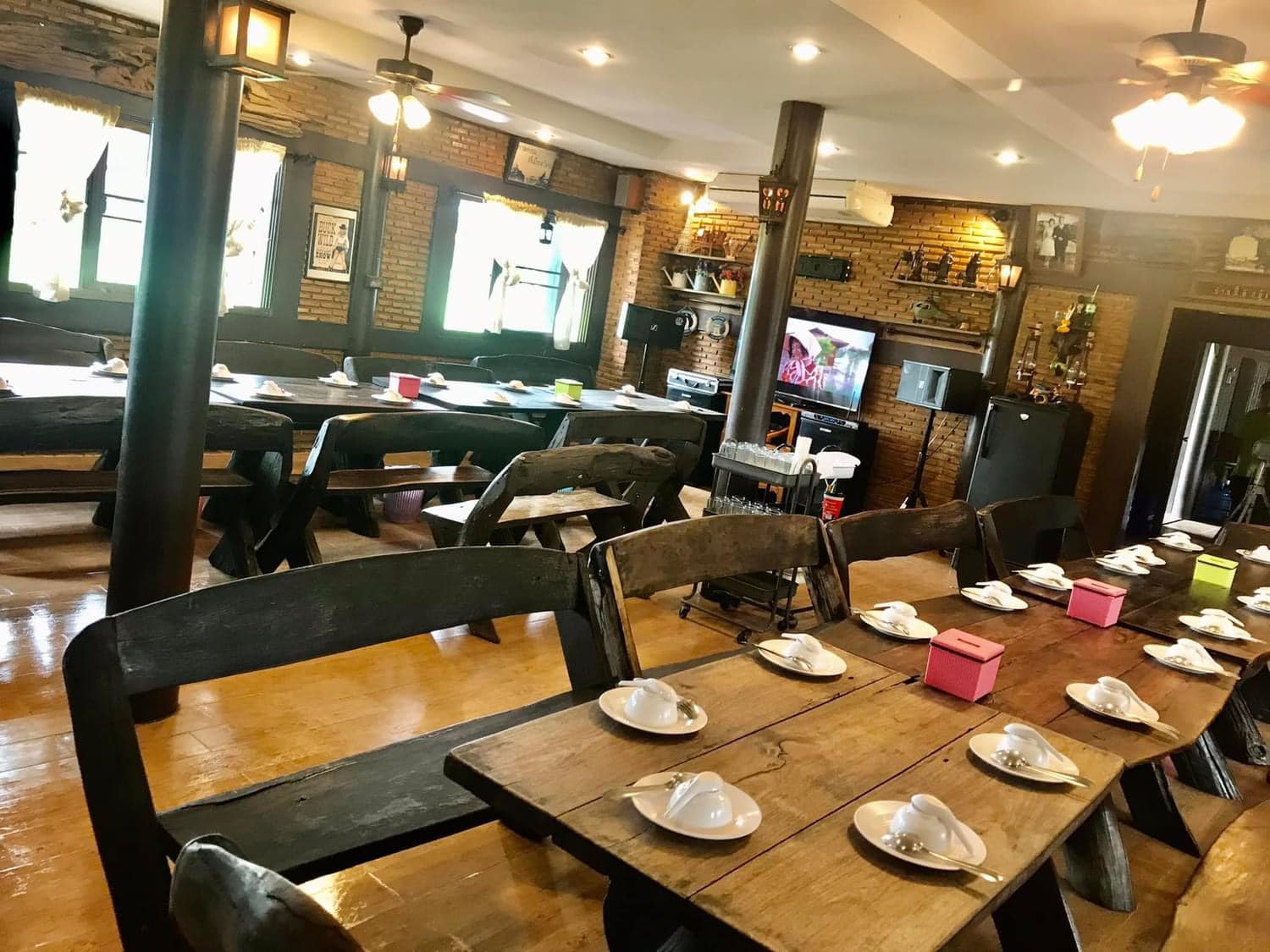 ร้านอ้นส้มตำปูม้า, ไผ่ขวาง, Zaab Station, เอมโอช by The Story, ครัวกางนา, คุ้มขวัญเจ้าเอย, ร้านบ้านเด, กุ่ยหมง, สวนอาหารเบญจรงค์ สุพรรณบุรี, ขัวะ, ลายน้ำ, มุมสบายครัวริมคลอง, ข้าวต้มโกเฑียร, นพรัตน์ ภัตตาคาร, กุ้งเป็น (เจ๊เน้ย), ขนาบน้ำสุพรรณบุรี and mellow, เรือนแพ (ครัวสุพรรณ) &amp; รีสอร์ท, ริมคลองเฮ้าส์, สุรชัยปลาเผา บึงไผ่แขก, Taiheiyo sushi suphanburi