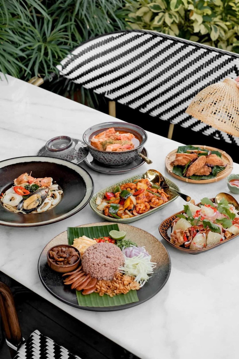 บ้านสวย ในสวน, Siam Brasserie , The Treehouse Nongchok, Natura Cafe, BaanNaiSuan Cafe&Yoga, Patom, Portobello & Désiré, ครัวบ้านสวนสุวรรณ, ร้านอาหารฐิตารีย์ สวนรถไฟ จตุจักร, บ้านสวน อบอวลรัก