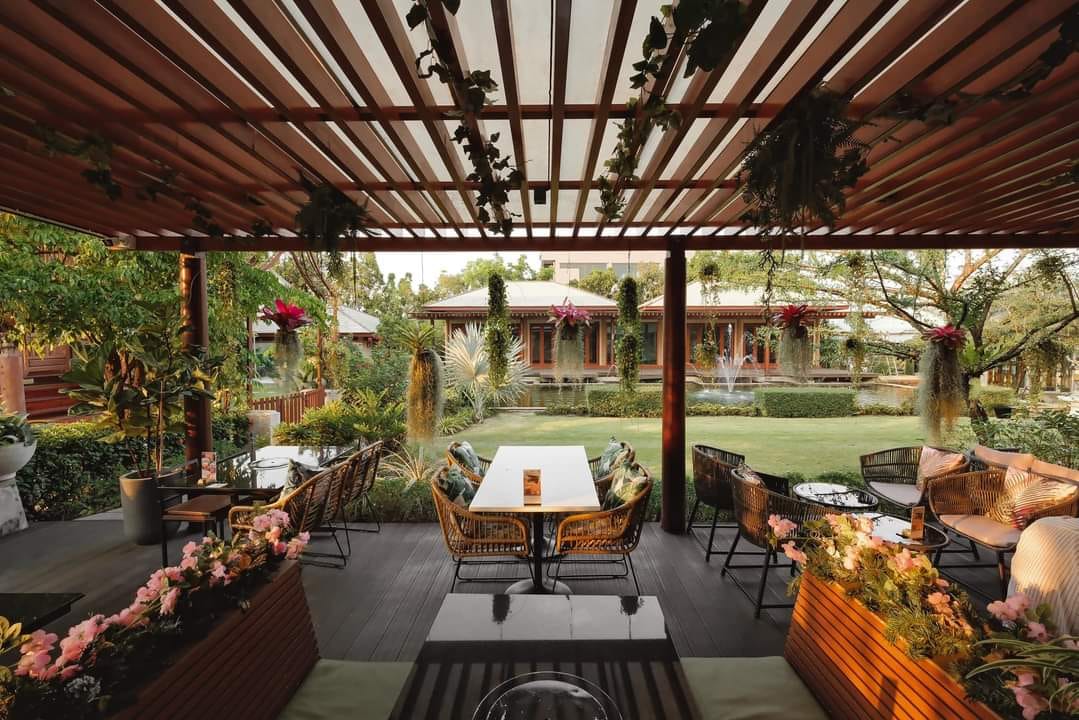 บ้านสวย ในสวน, Siam Brasserie , The Treehouse Nongchok, Natura Cafe, BaanNaiSuan Cafe&Yoga, Patom, Portobello & Désiré, ครัวบ้านสวนสุวรรณ, ร้านอาหารฐิตารีย์ สวนรถไฟ จตุจักร, บ้านสวน อบอวลรัก